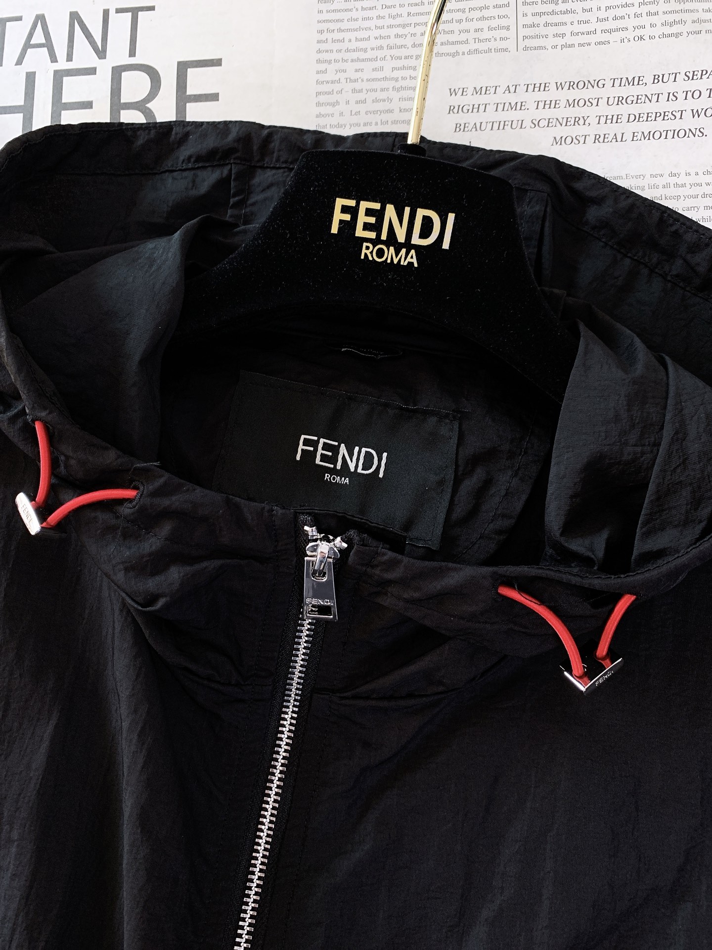 Fendi 芬迪 2026SS春夏新品新款连帽马甲，轻奢户外风兼得。定制褶皱防风面料，轻薄透气，上身轻盈