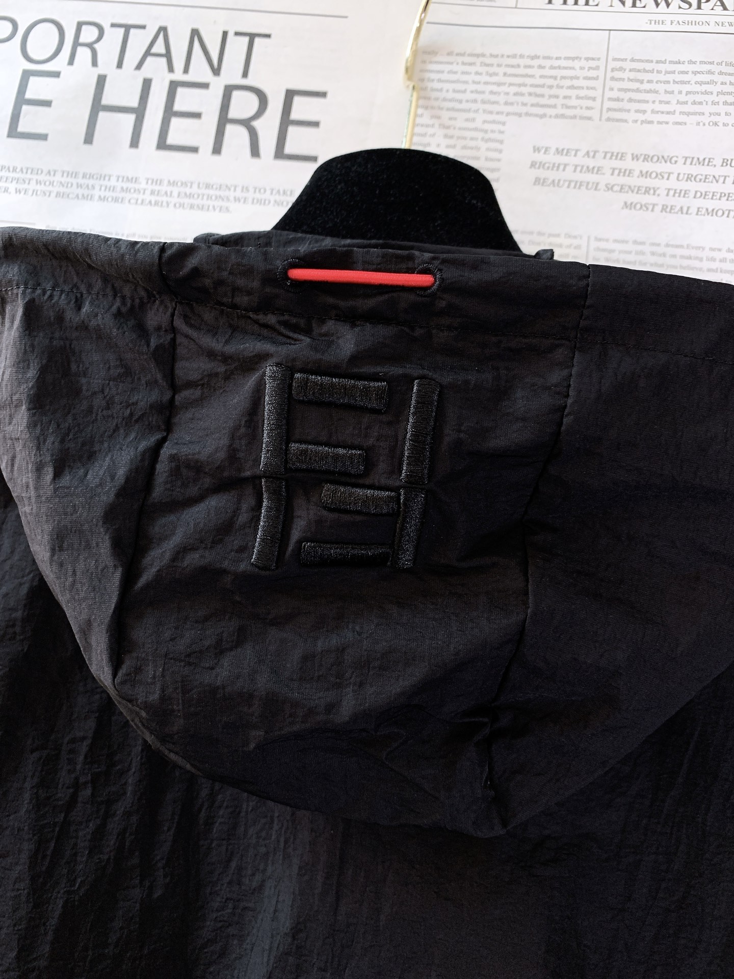 Fendi 芬迪 2026SS春夏新品新款连帽马甲，轻奢户外风兼得。定制褶皱防风面料，轻薄透气，上身轻盈