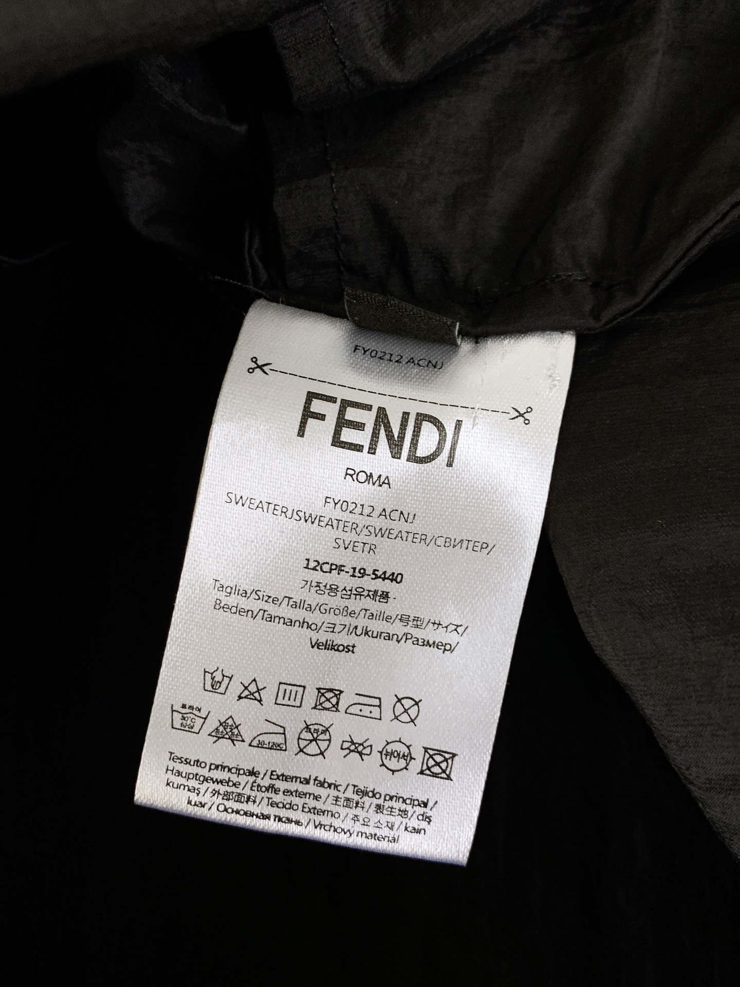 Fendi 芬迪 2026SS春夏新品新款连帽马甲，轻奢户外风兼得。定制褶皱防风面料，轻薄透气，上身轻盈
