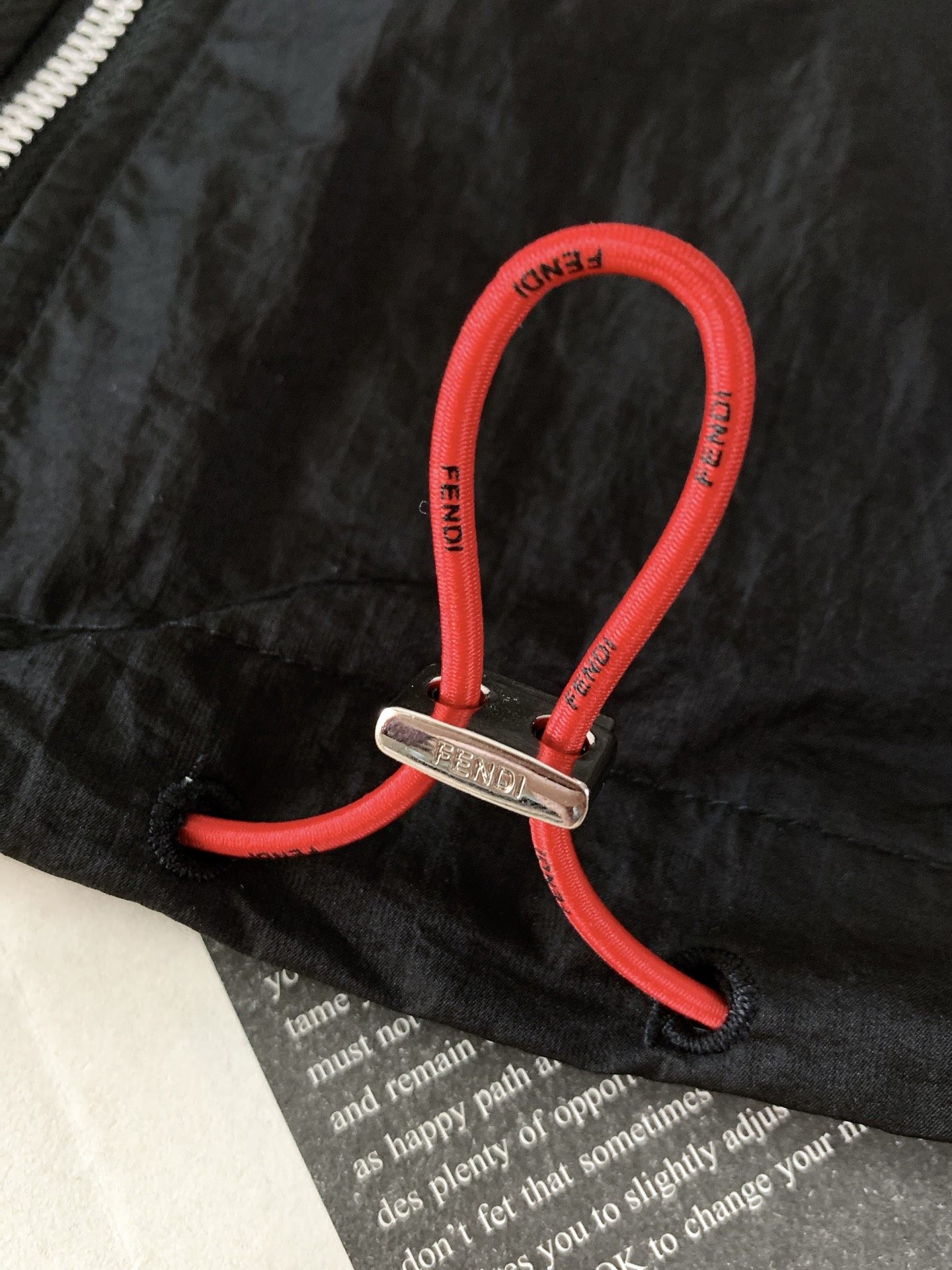 Fendi 芬迪 2026SS春夏新品新款连帽马甲，轻奢户外风兼得。定制褶皱防风面料，轻薄透气，上身轻盈