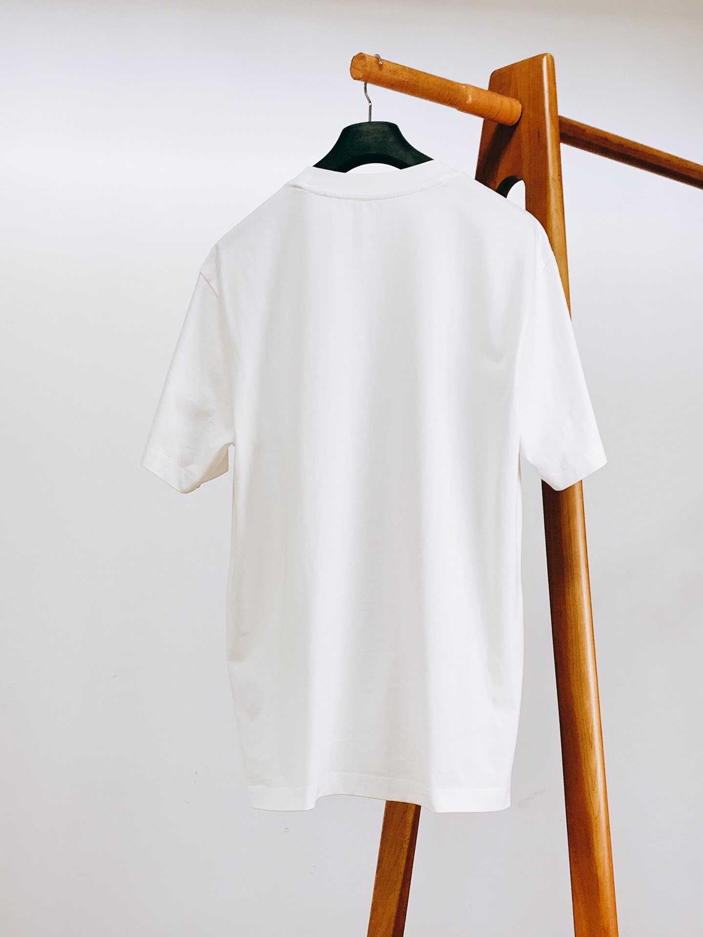 Dior Homme 迪奥·桀傲 2026SS春夏新品  蜜蜂皇冠烧花标识T恤，年度必入高阶单品！甄选品牌定制高支精梳棉