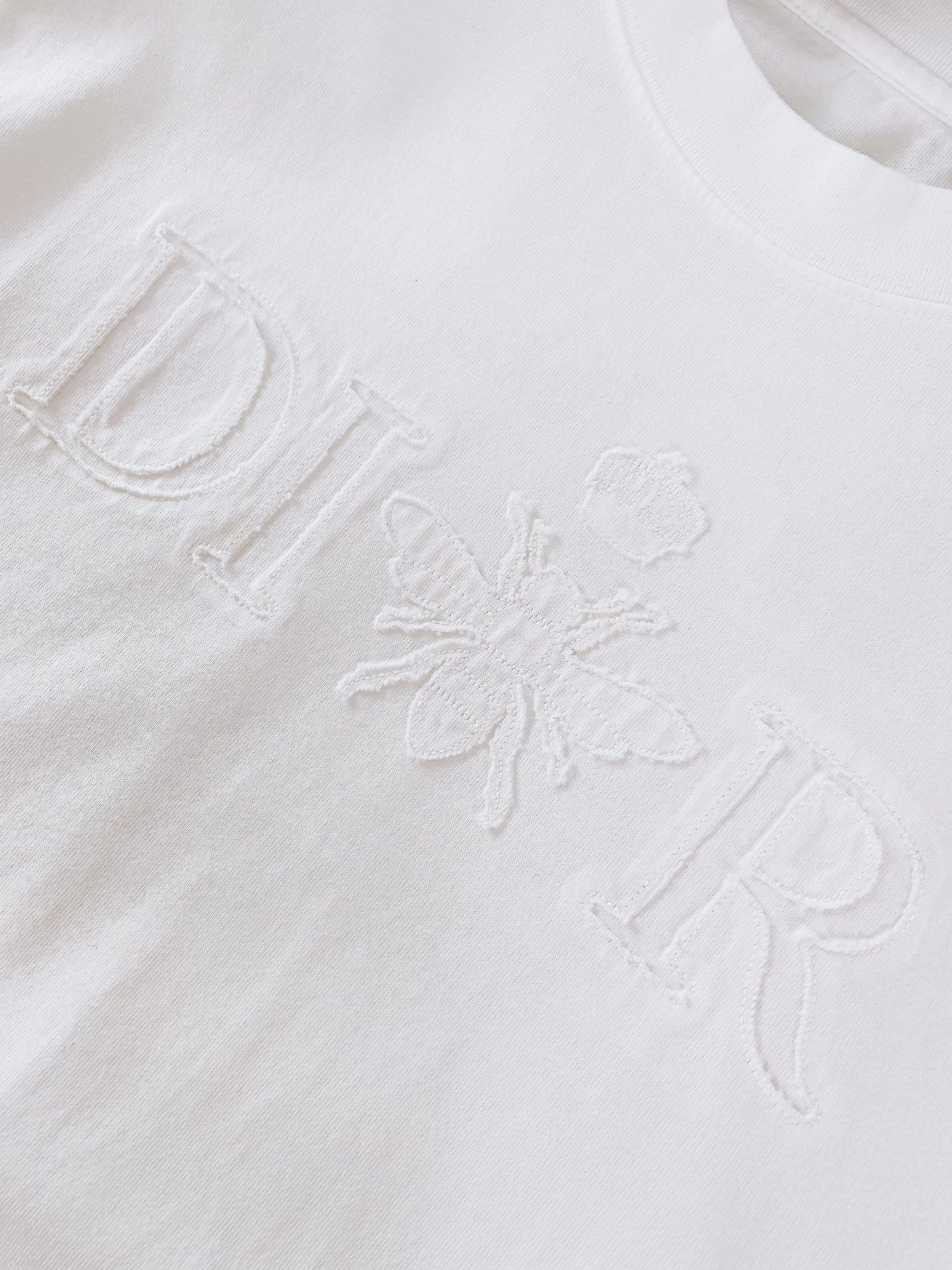 Dior Homme 迪奥·桀傲 2026SS春夏新品  蜜蜂皇冠烧花标识T恤，年度必入高阶单品！甄选品牌定制高支精梳棉