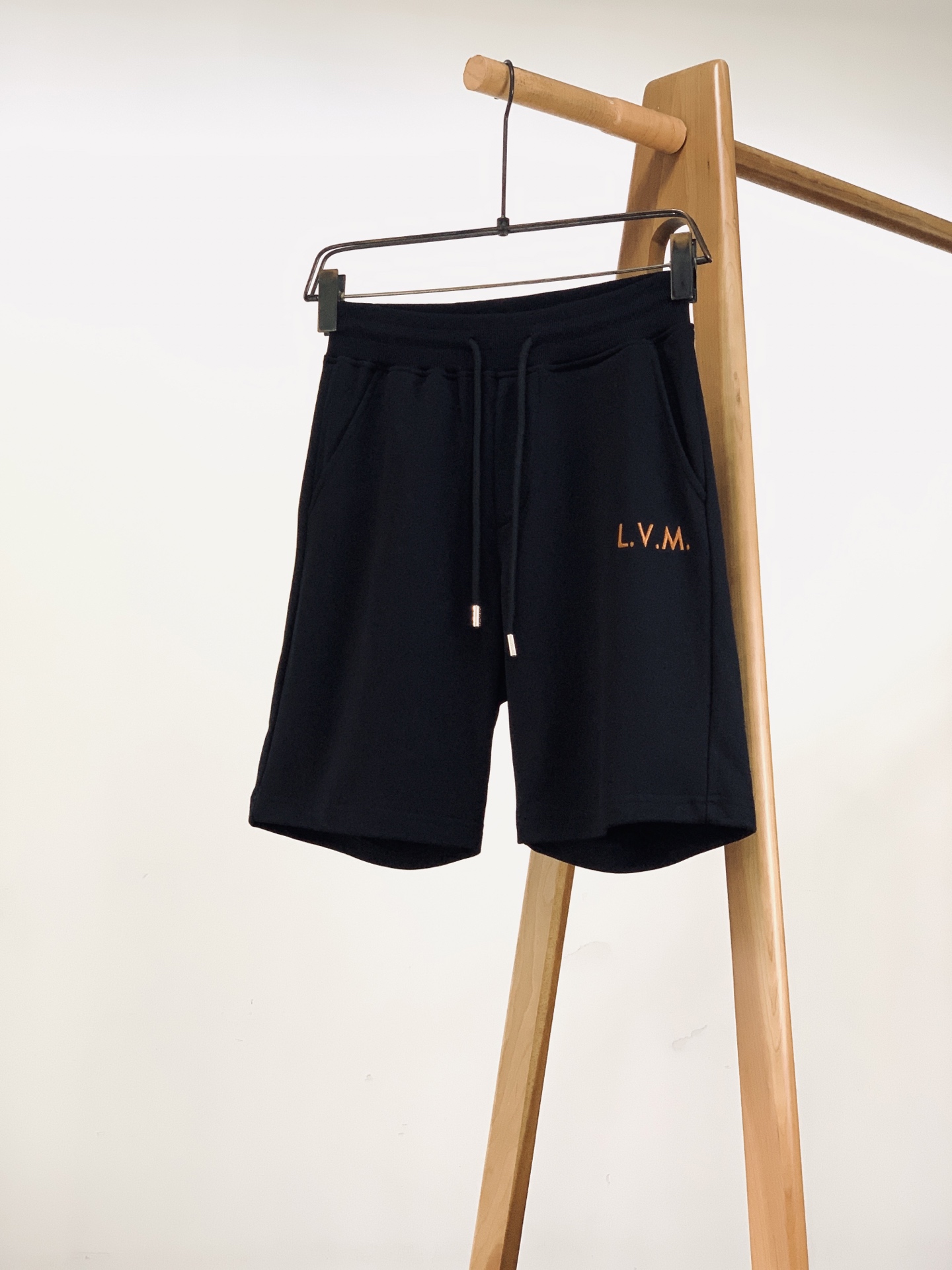 NO:841887,LouisVuitton Louis Vuitton 2026SS new spring and summer heavy terry casual shorts  Customized high-count heavyweight terry cotton fabric, which is thick but light and does not weigh down the body, feels soft and skin-friendly, and has a soft and drapey feel. The fabric has been pre-shrunk and anti-pilling, so it will not deform or pill after long-term washing. The fine terry structure inside is both breathable and warm. It is super comfortable to wear in air-conditioned rooms in summer or in spring and autumn, and the upper body is not soft or clinging to the skin.  Wide ribbed waistband + customized metal rope drawstring, the tightness can be adjusted freely to adapt to different waistlines, easy to put on and take off, and not easy to loose and deform after long-term wear. The L.V.M letters embroidery on the front of the pants are made of contrasting embroidery threads of the same color, and the stitching is neat and full, low-key and noble. The side slant pockets + leather labels on the back pockets directly add to the sense of detail. The slightly loose straight version is not picky on the figure, the same style for men and women, black / off-white are available. ……………………………………………………  SizeM-3XL,,louis vuitton,louis vuitton,shorts,19860909LouisVuitton 路易威登 2026SS春夏新品 重磅毛圈休闲短裤 定制高支重磅毛圈棉面料,克重厚实却轻盈不压身,触感软糯亲肤,自带柔糯垂坠感.面料做了预缩定型与抗起球处理,久洗不变形不起球,内里细密毛圈结构兼顾透气与保暖,夏天空调房或春秋季穿都超舒服,上身不软塌不贴肤. 宽幅罗纹腰头+定制金属绳头抽绳,可自由调节松紧度,适配不同腰围,穿脱便捷,久穿也不易松垮变形.裤身正面的L.V.M字母刺绣采用同色系撞色绣线,针脚工整饱满,低调又显贵,侧边斜插口袋+后袋皮质标签,细节感直接拉满.微宽松直筒版型不挑身材,男女同款,黑/米白两色可选. …………………………………………………… SizeM-3XL,,louis vuitton,louis vuitton,shorts,,Men's clothing
