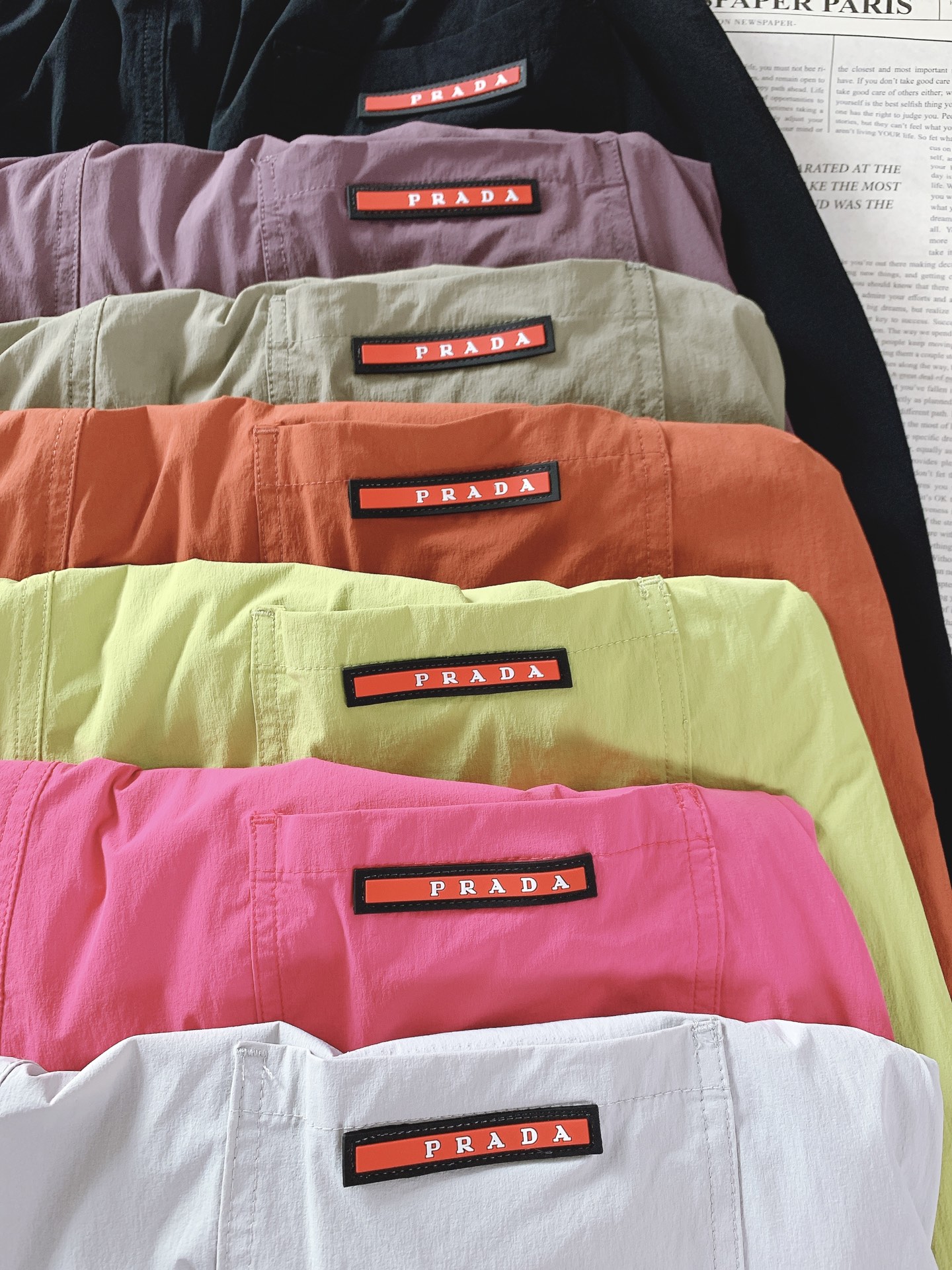 NO:841886,Prada 2026SS new arrival multi-color functional style shorts. Iconic nylon fabric is lightweight and breathable, with quick-drying and splash-proof buff. The inner mesh lining bids farewell to the sultry summer heat. Elastic waist + metal drawstring design, comfortable and not tight, easy to put on and take off. Side three-dimensional zipper pockets + front and rear double logo design, low-key highlighting the brand texture.  Multiple colors are available, easily adaptable to street style, casual style, and casual style. It is a must-have for summer wardrobe, and you can keep your eyes closed without stepping on thunder!  SizeM-4XL,,prada,prada,shorts,19860909Prada 普拉达 2026SS春夏新品 多色机能风短裤 标志性尼龙面料轻量透气,自带速干防泼buff,内里网眼内衬告别夏日闷热 松紧腰+金属抽绳设计,舒适不勒腰,穿脱超方便 侧边立体拉链口袋+前后双logo设计,低调彰显品牌质感 多色可选,轻松适配街头风、休闲风、轻熟风,夏日衣柜刚需款,闭眼入不踩雷！ SizeM-4XL,,prada,prada,shorts,,Men's clothing