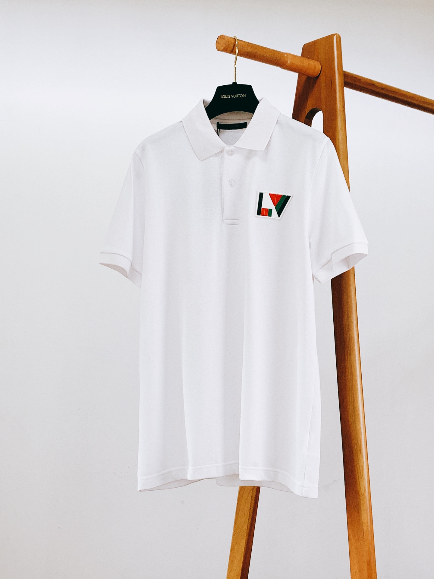 NO:841880,LouisVuitton Louis Vuitton's new 2026 SS spring and summer geometric contrasting badge Polo shirt. Customized high-count double-strand piqué cotton fabric, with built-in three-dimensional breathable mesh, excellent moisture absorption and perspiration, so you can wear it all day long in summer without sweating!  The fabric has been pre-shrunk and shaped so that it won't deform or pill after being washed for a long time. The upper body is crisp and stylish but not floppy. It has a soft touch and is super comfortable to wear.  The classic lapel + placket engraved button design is neat and not rigid. The geometric contrasting rubber badge on the left chest is the finishing touch. The contrasting geometric elements are used to interpret the brand letters, which is low-key and noble. The leather label on the back collar is full of details. The slightly loose tailoring is not flattering to the body shape. It is available in black/white. It is a versatile style in boys' summer wardrobe. You can keep your eyes closed without stepping on thunder!  …………………………………………… SizeS-XL,,louis vuitton,louis vuitton,19860909LouisVuitton 路易威登 2026SS春夏新品 几何撞色徽章Polo衫. 定制高支双股珠地棉面料,自带立体透气网眼,吸湿排汗超优秀,夏天穿一整天都清爽不闷汗！面料做了预缩定型处理,久洗不变形不起球,上身挺括有型不软塌,软乎乎的触感贴身穿也超舒服. 经典翻领+门襟刻字纽扣设计,利落不呆板,左胸的几何撞色橡胶徽章是点睛之笔,用撞色几何元素演绎品牌字母,低调又显贵,后领的皮质标签细节感直接拉满.微宽松剪裁不挑身材,黑/白两色可选,男生夏日衣柜里的百搭神款,闭眼入不踩雷！ …………………………………………………… SizeS-XL,,louis vuitton,louis vuitton,,Men's clothing