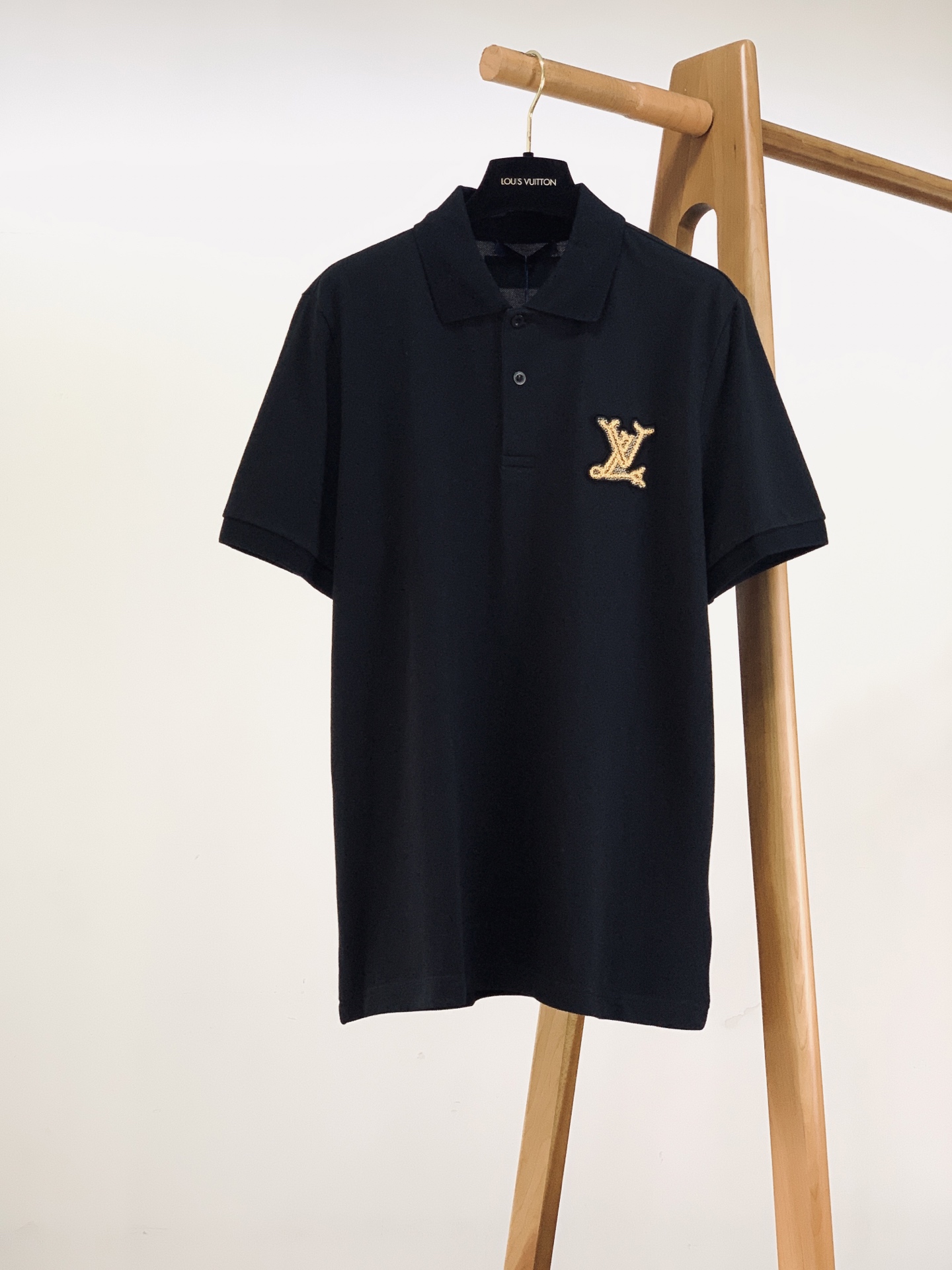 NO:841866,LouisVuitton Louis Vuitton 2026SS new product in spring and summer, classic gold thread embroidered Polo shirt. Customized high-count double-strand piqué cotton fabric, with built-in three-dimensional breathable mesh, excellent moisture absorption and perspiration, you can wear it all day long in summer without sweating!  The fabric has been pre-shrunk and shaped so that it won't deform or pill after being washed for a long time. The upper body is crisp and stylish but not floppy. It has a soft touch and is super comfortable to wear.  The classic lapel + placket engraved button design is neat and not rigid. The gold thread embroidery badge on the left chest is the finishing touch. The chain texture restores the classic elements of the brand, low-key and noble. The patch label on the back collar directly adds a sense of detail. The slightly loose cut is not flattering to the body shape. It is available in black/white. It is a versatile style in boys' summer wardrobe. You can close your eyes without stepping on thunder!  …………………………………………… SizeS-XL,,louis vuitton,louis vuitton,19860909LouisVuitton 路易威登 2026SS春夏新品 经典金线刺绣Polo衫. 定制高支双股珠地棉面料,自带立体透气网眼,吸湿排汗超优秀,夏天穿一整天都清爽不闷汗！面料做了预缩定型处理,久洗不变形不起球,上身挺括有型不软塌,软乎乎的触感贴身穿也超舒服. 经典翻领+门襟刻字纽扣设计,利落不呆板,左胸的金线刺绣徽章是点睛之笔,链条纹理还原品牌经典元素,低调又显贵,后领的贴布标签细节感直接拉满.微宽松剪裁不挑身材,黑/白两色可选,男生夏日衣柜里的百搭神款,闭眼入不踩雷！ …………………………………………………… SizeS-XL,,louis vuitton,louis vuitton,,Men's clothing