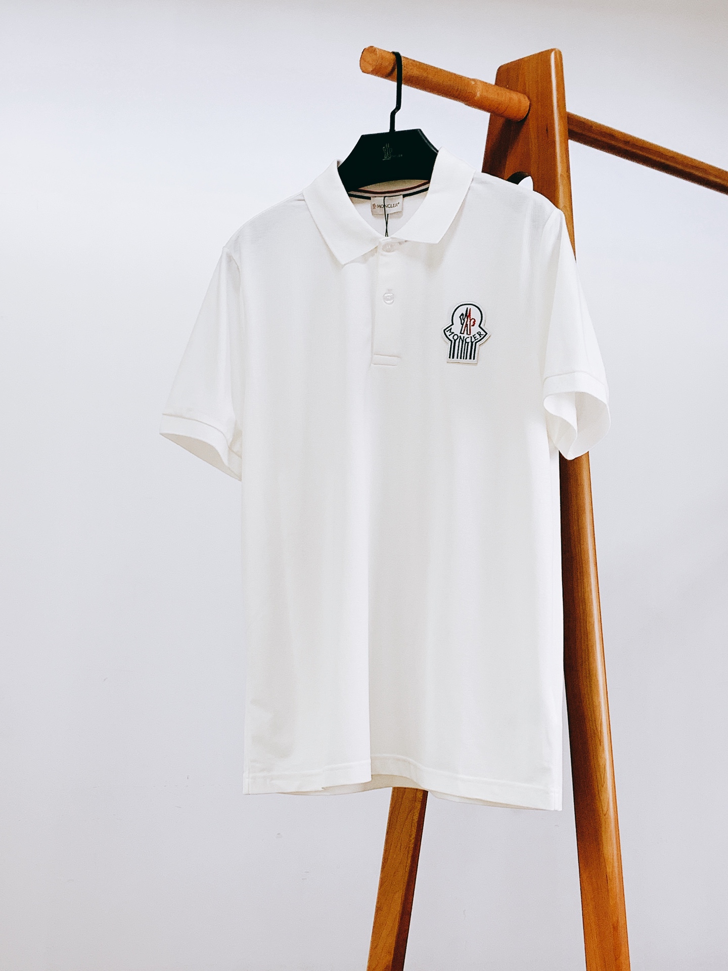 NO:841911,Moncler 2026 SS new product for spring and summer, classic emblem Polo shirt. High-count piqué cotton fabric, breathable and sweat-absorbent without being stuffy, with built-in elasticity that will not deform after long-lasting wear. Three-dimensional embroidered emblem + custom-engraved buttons, full of details, low-key and noble. The slightly loose version is not flattering to the figure. Available in black/white/navy blue/light gray. It can be worn for leisure and business. It is just what you need in summer with your eyes closed!  SizeS-XL,,Moncler,19860909Moncler 蒙口 2026SS春夏新品 经典徽章Polo衫. 高支珠地棉面料,透气吸汗不闷汗,自带弹力久穿不变形 立体刺绣徽章+定制刻字纽扣,细节拉满,低调显贵 微宽松版型不挑身材,黑/白/藏青/浅灰多色可选,休闲商务都能搭,夏日刚需款闭眼入！ SizeS-XL,,Moncler,,Men's clothing