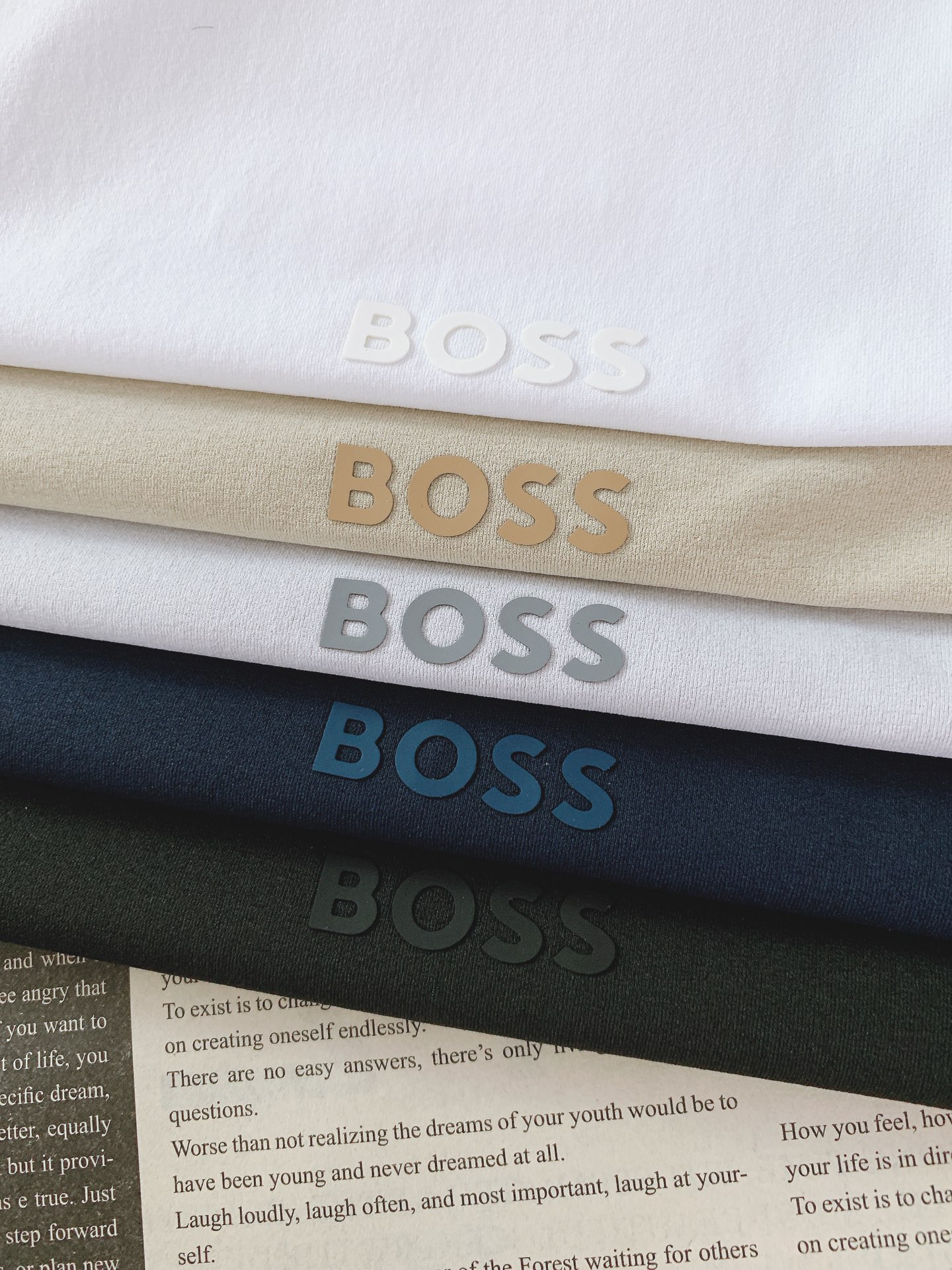 NO:841875,Boss 2026SS new spring and summer classic contrasting web T-shirt. A must-have item for both business and leisure online!  High-count combed cotton fabric is selected, which is soft and skin-friendly, breathable and not sweaty. It has a great drape and will not deform, pill or fade after long-term wear. The neckline is designed with double-layer ribbing in contrasting colors, and the inner layer is embellished with the brand's iconic thin lines, and is matched with three-color spliced webbing on the cuffs.  , low-key but self-recognizable. The three-dimensional silicone logo of the same color on the chest has a delicate and high-end texture. It is not exaggerated but has a big-name aura. Multiple colors are available, and the loose version is not flattering to the body shape. It can be easily used for daily commuting, business occasions, and leisure travel.  ……………………………………………………………… SizeM-5XL,,tees,t-shirt,19860909Boss 2026SS春夏新品 经典撞色织带T恤.商务休闲双在线的刚需款！甄选高支精梳棉面料,软糯亲肤透气不闷汗,垂坠感超棒,久穿也不会变形、起球、掉色.领口撞色双层罗纹设计,内层点缀品牌标志性细线条,搭配袖口三色拼接织带,低调中自带辨识度.胸前同色系立体硅胶标识,质感细腻高级,不浮夸却很有大牌气场.多色可选,宽松版型不挑身材,日常通勤、商务场合、休闲出行都能轻松驾驭. …………………………………………………… SizeM-5XL,,tees，t-shirt,,Men's clothing