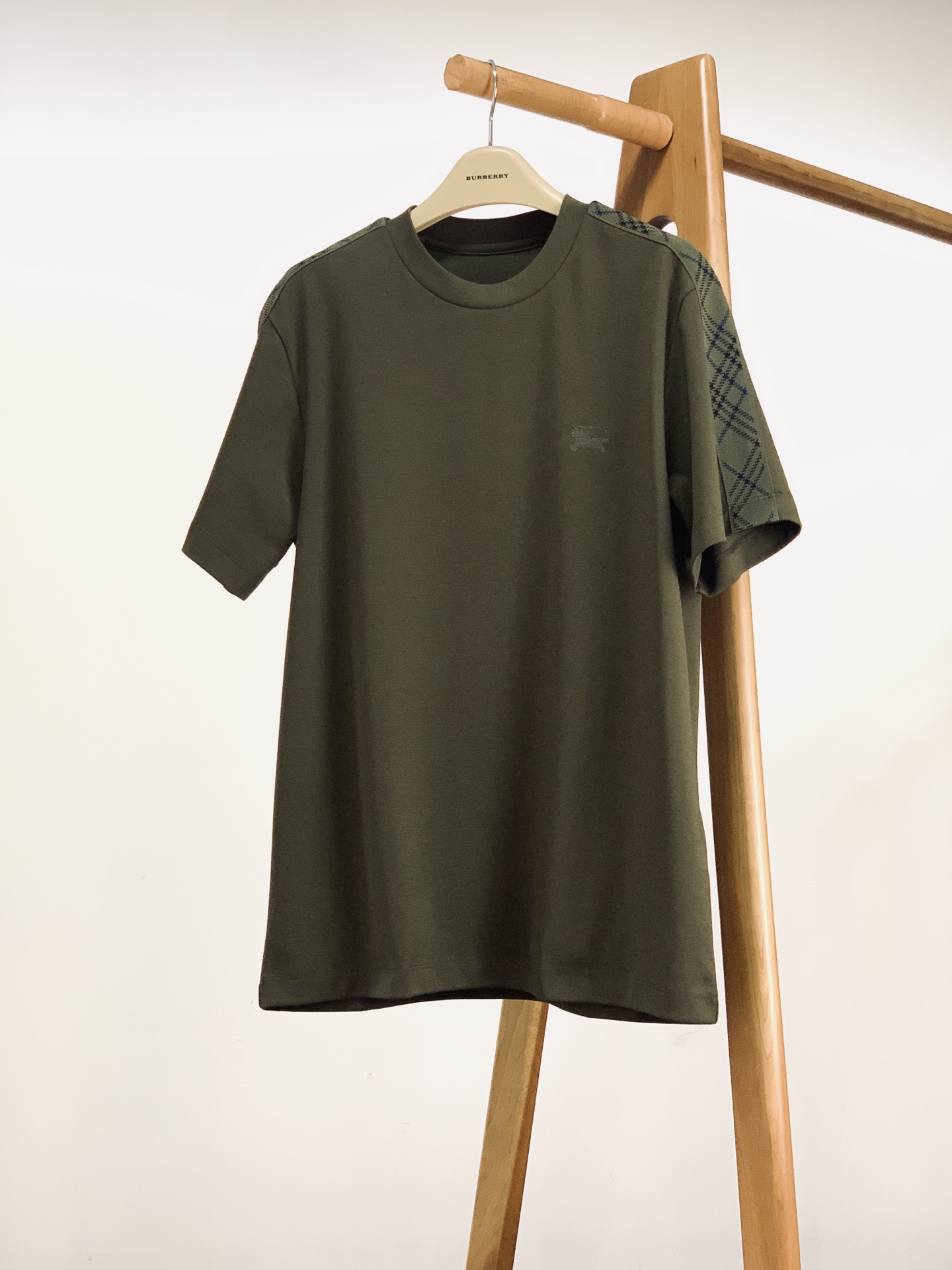NO:841917,Burberry 2026SS new spring and summer product T-shirt with plaid webbing war horse embroidery. Customized high-count combed cotton fabric, double-strand close-knitting process makes it soft and skin-friendly, with a smooth drape. The fabric has been pre-shrunk and anti-pilling, so it will not deform or pill after long-term washing. It has excellent moisture absorption and perspiration, so you can wear it all day long in summer without feeling stuffy.  Classic round neck + double-thread rib seaming, the neckline is not easy to curl and deform after long-term wear, and the same-color war horse embroidery stitching on the chest is neat and full, low-key and noble. The sides of the sleeves are spliced with the brand's signature plaid webbing, and the high-density knitting process makes the plaid lines clear, and the contrasting color design breaks the monotony, and the sense of detail is directly enhanced. The slightly loose tailoring does not flatter the figure, black/white/military green are available, the same style for men and women, a versatile style in the summer wardrobe, close your eyes and avoid being caught!  ……………………………………………………………… SizeM-5XL,,burberry,burberry,tees,t-shirt,19860909Burberry 巴宝莉 2026SS春夏新品 格纹织带战马刺绣T恤. 定制高支精梳棉面料,双股紧密纺织工艺让触感软糯亲肤,自带柔滑垂坠感.面料做了预缩定型与抗起球处理,久洗不变形不起球,吸湿排汗超优秀,夏天穿一整天都清爽不闷汗. 经典圆领+双股线罗纹锁边,领口久穿不易卷边变形,胸前的同色系战马刺绣针脚工整饱满,低调又显贵.袖子侧边拼接品牌标志性格纹织带,高密针织工艺让格纹线条清晰,撞色设计打破单调感,细节感直接拉满.微宽松剪裁不挑身材,黑/白/军绿三色可选,男女同款,夏日衣柜里的百搭神款,闭眼入不踩雷！ …………………………………………………… SizeM-5XL,,burberry,burberry,tees，t-shirt,,Men's clothing
