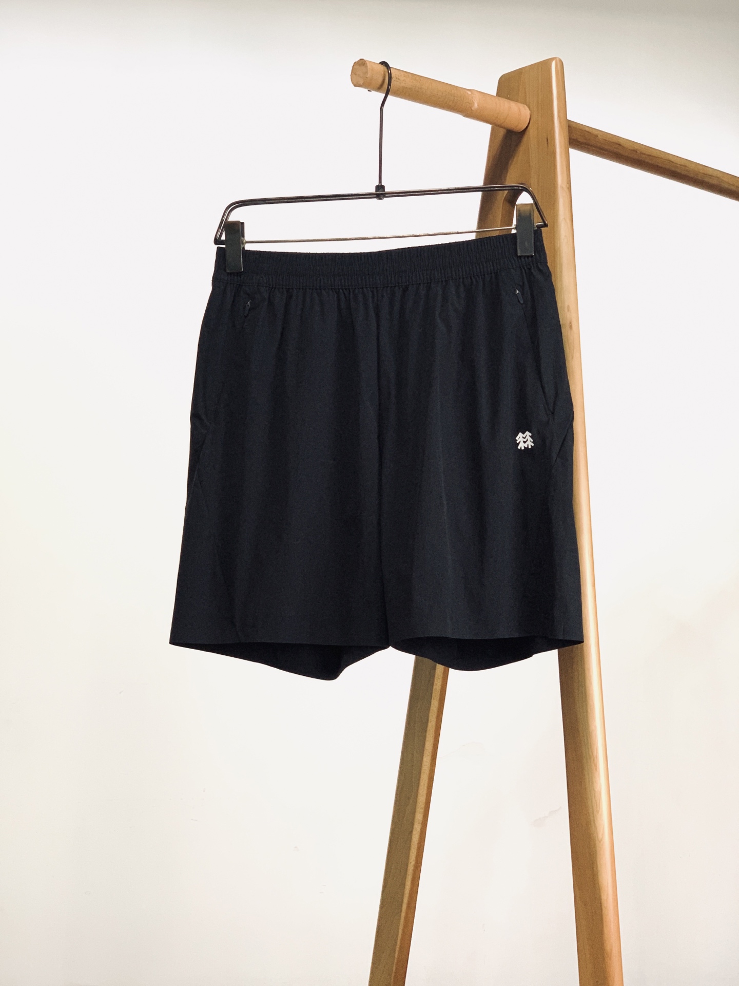 NO:841905,Kolon Sport's 2026SS spring and summer new product, the ice-sensitive quick-drying outdoor shorts put professional outdoor technology on the body. The high-elastic and quick-drying functional fabrics are selected, with a built-in ice-feeling cooling effect. The upper body is breathable and sweat-wicking, and it is not easy to deform and turn yellow after long-term wear. Black and military green are both low-key and noble, versatile colors. You can close your eyes without stepping on thunder.  The three-dimensional laminated brand tree logo on the side of the trouser legs is low-key and hidden. The waterproof zipper pockets on both sides are designed to take into account practicality and beauty. The wide elastic band at the waist is equipped with an adjustable drawstring to adapt to different waist sizes. The details show the brand texture. The straight-leg mid-pants version does not pick on the leg shape, and the elastic fabric on all sides has no restrictions on movement. It can be adapted for daily commuting, outdoor sports or light camping trips. It has a sense of luxury when worn alone or paired with it. Just close your eyes and watch!  ……………………………………………………………… SizeM-4XL,,shorts,19860909Kolon Sport 可隆 2026SS春夏新品 冰感速干户外短裤把专业户外科技穿在身上. 甄选高弹速干功能性面料,自带冰感降温效果,上身透气排汗,久穿也不易变形发黄,黑、军绿两色都是低调又显贵的百搭色系,闭眼入不踩雷. 裤腿侧方立体压胶品牌树标,低调暗藏巧思,两侧防水拉链口袋设计,兼顾实用性与美观度,腰部宽幅松紧带搭配可调节抽绳,适配不同腰围,细节处尽显品牌质感. 直筒中裤版型不挑腿型,四面弹力面料活动无束缚,不管是日常通勤、户外运动还是轻露营出行都能适配,单穿、搭配都自带高级感,闭眼入就对了！ …………………………………………………… SizeM-4XL,,shorts,,Men's clothing