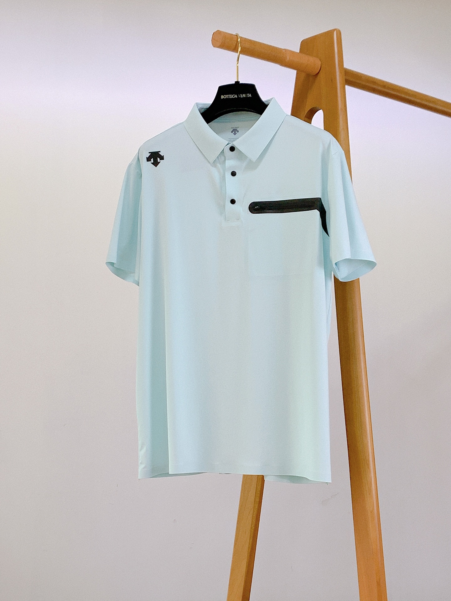 NO:841926,DESCENTE's 2026SS spring and summer new product is the ice-feeling quick-drying Polo shirt, which puts professional sports technology on the body. The high-elastic and quick-drying functional fabric is selected and has an ice-feeling cooling effect. The upper body is breathable and sweat-wicking, and it is not easy to deform and turn yellow after being worn for a long time. The multi-color options are low-key and noble, and are versatile colors, so you won't step on thunder when you close your eyes.  The three-dimensional laminated brand logo on the shoulders is low-key and hidden. The waterproof zipper pocket design on the chest takes into account both practicality and beauty. The snap button design on the placket makes it easy to put on and take off, and the details show the brand texture. The slightly loose straight version is not flattering on the figure, and the elastic fabric on all sides allows for unrestricted movement. It can be suitable for daily commuting, sports and fitness, or light business occasions. It has a sense of luxury when worn alone or layered. Just close your eyes and watch it!  ……………………………………………………………… SizeM-5XL,,19860909DESCENTE 迪桑特 2026SS春夏新品 冰感速干Polo衫,把专业运动科技穿在身上. 甄选高弹速干功能性面料,自带冰感降温效果,上身透气排汗,久穿也不易变形发黄,多色可选都是低调又显贵的百搭色系,闭眼入不踩雷. 肩部立体压胶品牌Logo,低调暗藏巧思,胸前防水拉链口袋设计,兼顾实用性与美观度,门襟按扣设计穿脱方便,细节处尽显品牌质感. 微宽松直筒版型不挑身材,四面弹力面料活动无束缚,不管是日常通勤、运动健身还是轻商务场合都能适配,单穿、叠穿都自带高级感,闭眼入就对了！ …………………………………………………… SizeM-5XL,,,Men's clothing