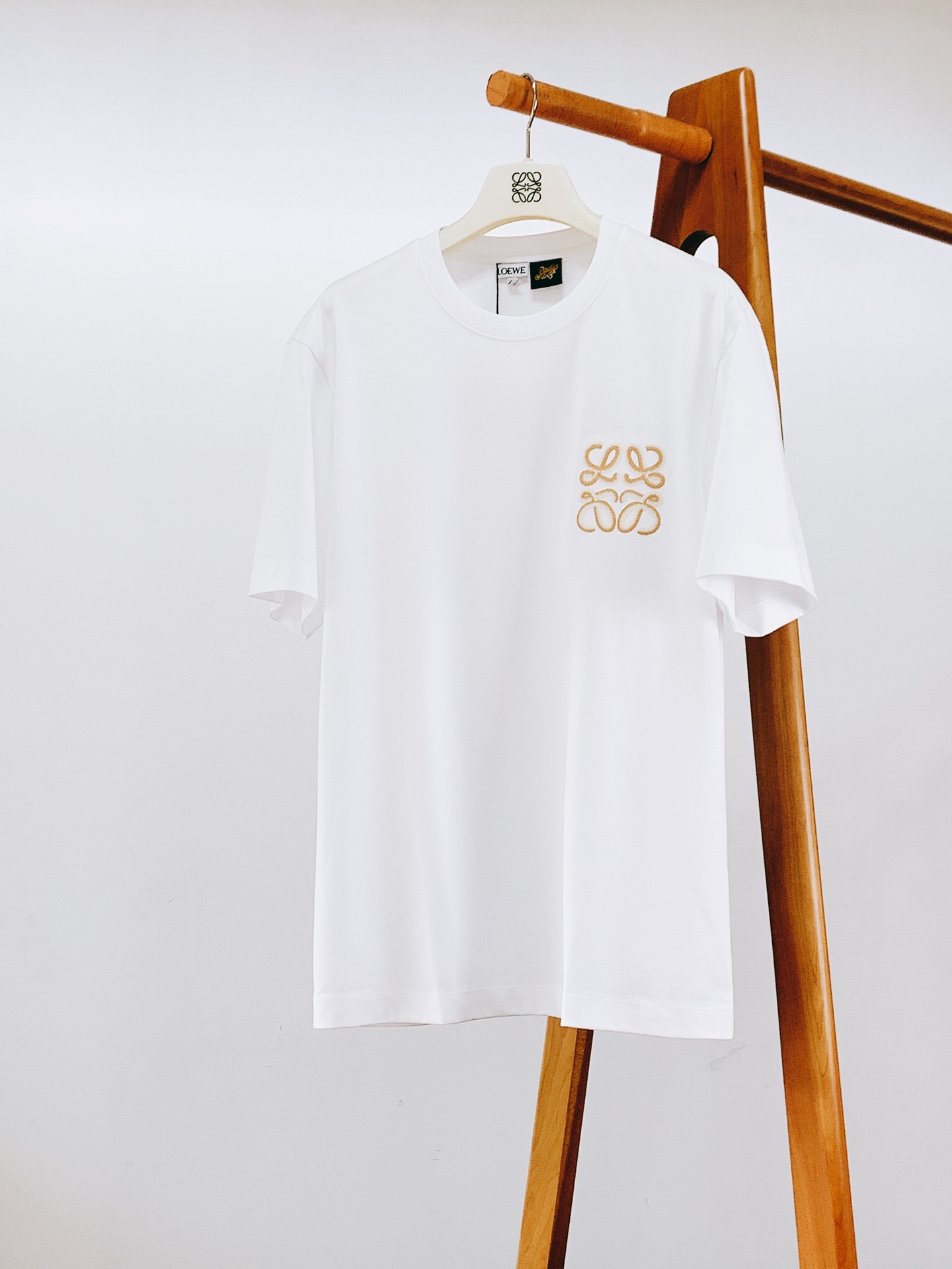 NO:841931,Loewe 2026SS new spring and summer classic Anagram embroidered T-shirt. The texture is full of texture!  Selected high-count combed cotton fabric, the upper body is soft and skin-friendly, breathable and not stuffy, has a solid weight and a great drape, and is not easy to deform, pill, or fade after long-term wear. The iconic two-color Anagram embroidery on the chest is layered with off-white and light brown stitches.  Well, the high-density seaming process makes the pattern three-dimensional and full, showing a delicate luster from different angles, low-key and self-recognizable. The black and white colors are classic and eye-catching, and the loose version is the same for men and women, so it doesn’t matter your figure. It is an all-purpose style that you will never get tired of wearing in your wardrobe!  ……………………………………………………………… Size48-56,,loewe,loewe,tees,t-shirt,19860909Loewe 罗意威 2026SS春夏新品 经典Anagram刺绣T恤.质感直接拉满！精选高支精梳棉面料,上身软糯亲肤,透气不闷汗,克重扎实垂坠感超棒,久穿不易变形、起球、掉色.胸前标志性的双色Anagram刺绣,米白与浅棕线迹层层勾勒,高密度锁边工艺让图案立体饱满,不同角度都能呈现细腻光泽,低调又自带辨识度.黑白两色经典耐看,男女同款宽松版型不挑身材,衣柜里永远穿不腻的万能款！ …………………………………………………… Size48-56,,loewe,loewe,tees，t-shirt,,Men's clothing