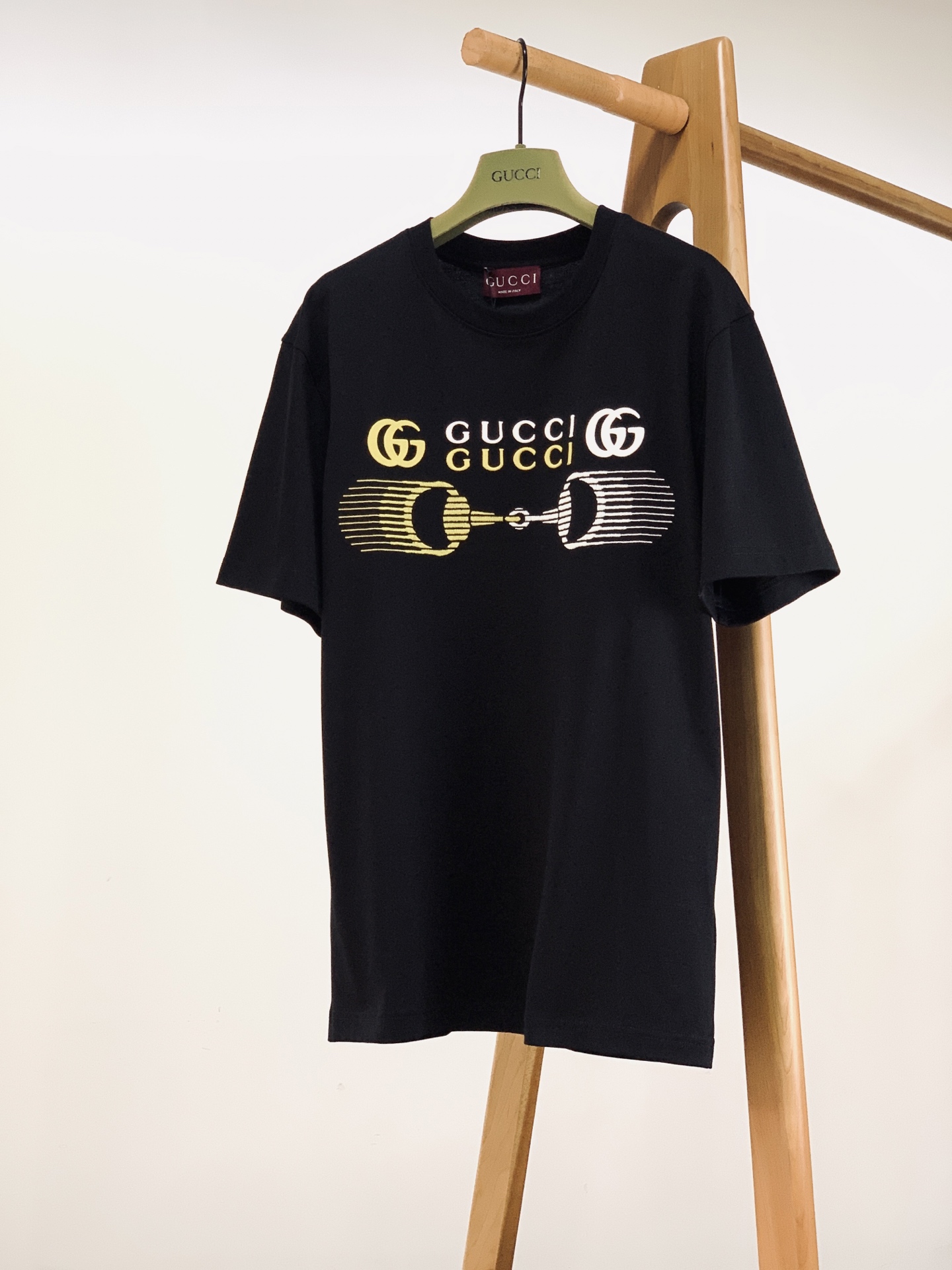 NO:841915,Gucci 2026SS new product in spring and summer, telescope embroidered T-shirt, wears retro and avant-garde on the body. The high-count mercerized cotton fabric is selected, with a silky and smooth touch. The upper body is breathable and does not make you sweaty. It is not easy to deform and turn yellow after long-term wear. Both black and white are low-key and noble and versatile colors. You can close your eyes without stepping on thunder.  Telescope + GG letter three-dimensional embroidery design on the chest, yellow and white contrasting embroidery thread restores the pattern texture, the back collar is embellished with the brand's exclusive embroidery logo, and the brand texture is fully displayed in the details. The stitching is fine and flat, and it is not easy to get off-line and deform. The slightly loose straight version is not flattering on the figure, and can be easily controlled by both men and women. ……………………………………………… SizeM-3XL,, gucci, gucci, tees, t-shirt,19860909Gucci 古驰 2026SS春夏新品 望远镜刺绣T恤,把复古与前卫穿在身上 甄选高支丝光棉面料,触感丝滑垂顺,上身透气不闷汗,久穿也不易变形发黄,黑白两色都是低调又显贵的百搭色系,闭眼入不踩雷. 胸前望远镜+GG字母立体刺绣设计,黄白撞色绣线还原图案肌理,后领点缀品牌专属刺绣标识,细节处尽显品牌质感,针脚细密平整,不易脱线变形. 微宽松直筒版型不挑身材,男女同款都能轻松驾驭. …………………………………………………… SizeM-3XL,,gucci,gucci,tees，t-shirt,,Men's clothing