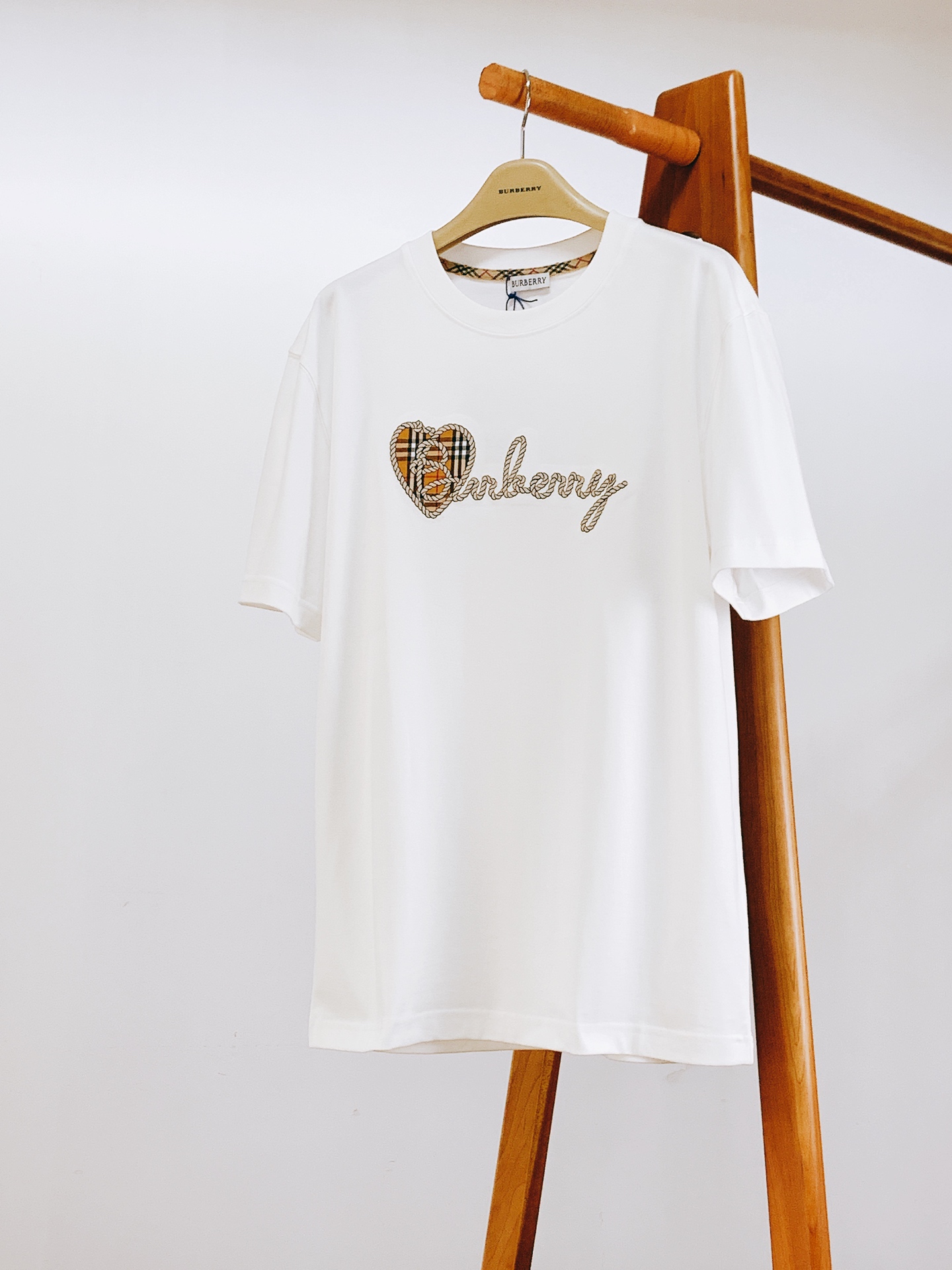 NO:841904,Burberry's 2026SS spring and summer new product is the Chinese Valentine's Day limited-edition love plaid T-shirt, which brings British romance to the body. It is made of high-count mercerized cotton fabric, which feels silky and smooth. The upper body is breathable and not sweaty, and it is not easy to deform and turn yellow after long-term wear. Both black and white are low-key and noble and versatile colors. You can close your eyes without stepping on thunder.  The limited love plaid + knot embroidery design on the chest combines the brand's classic plaid with romantic Chinese Valentine's Day elements, showing the brand's texture in every detail. The dual craftsmanship of plaid patch + three-dimensional embroidery, the stitching is fine and flat, and it is not easy to get rid of threads and curling. The slightly loose straight version is not flattering on the figure, and can be easily worn by men and women. It is the first choice for Chinese Valentine's Day gifts and couples to wear, just close your eyes and watch!  ……………………………………………………………… SizeM-3XL,,burberry,burberry,tees,t-shirt,19860909Burberry 巴宝莉 2026SS春夏新品 七夕限定款爱心格纹T恤,把英伦浪漫穿在身上. 甄选高支丝光棉面料,触感丝滑垂顺,上身透气不闷汗,久穿也不易变形发黄,黑白两色都是低调又显贵的百搭色系,闭眼入不踩雷. 胸前限定爱心格纹+绳结刺绣设计,把品牌经典格纹与浪漫七夕元素结合,细节处尽显品牌质感,格纹贴布+立体刺绣双重工艺,针脚细密平整,不易脱线卷边. 微宽松直筒版型不挑身材,男女同款都能轻松驾驭,是七夕送礼、情侣穿搭的首选款,闭眼入就对了！ …………………………………………………… SizeM-3XL,,burberry,burberry,tees，t-shirt,,Men's clothing