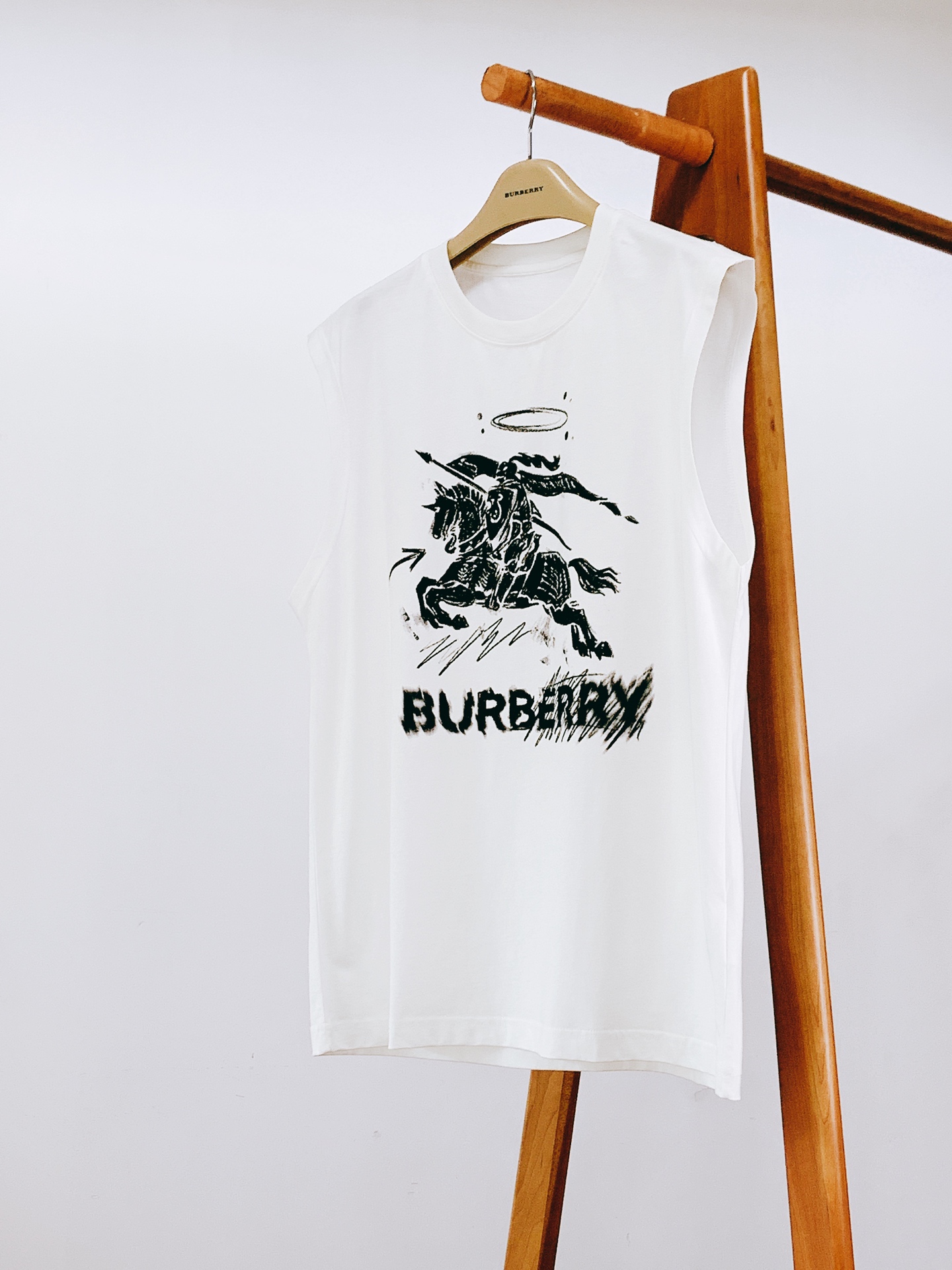 Burberry 巴宝莉 2026SS春夏新品限定战马涂鸦无袖背心🎽潮奢男士夏日刚需款重磅精梳纯棉打造，