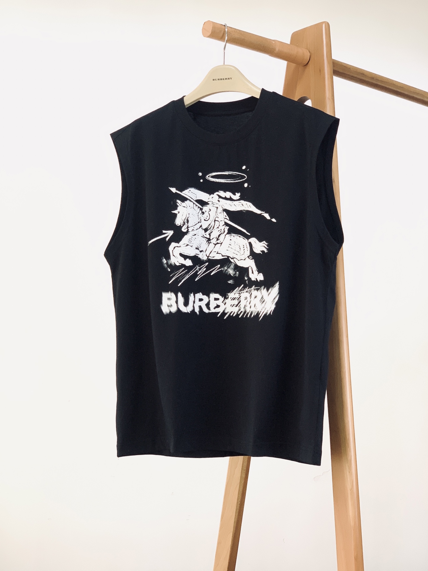 Burberry 巴宝莉 2026SS春夏新品限定战马涂鸦无袖背心🎽潮奢男士夏日刚需款重磅精梳纯棉打造，