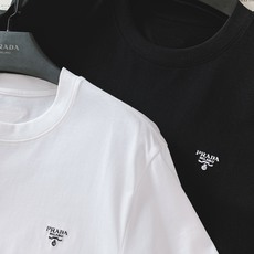 Prada 普拉达 2026SS春夏新品 经典刺绣短袖👕男士轻奢万能基础款高阶长绒棉面料打造,液氨工艺加 Prada 普拉达 2026SS春夏新品 经典刺绣短袖👕男士轻奢万能基础款高阶长绒棉面料打造,液氨工艺加