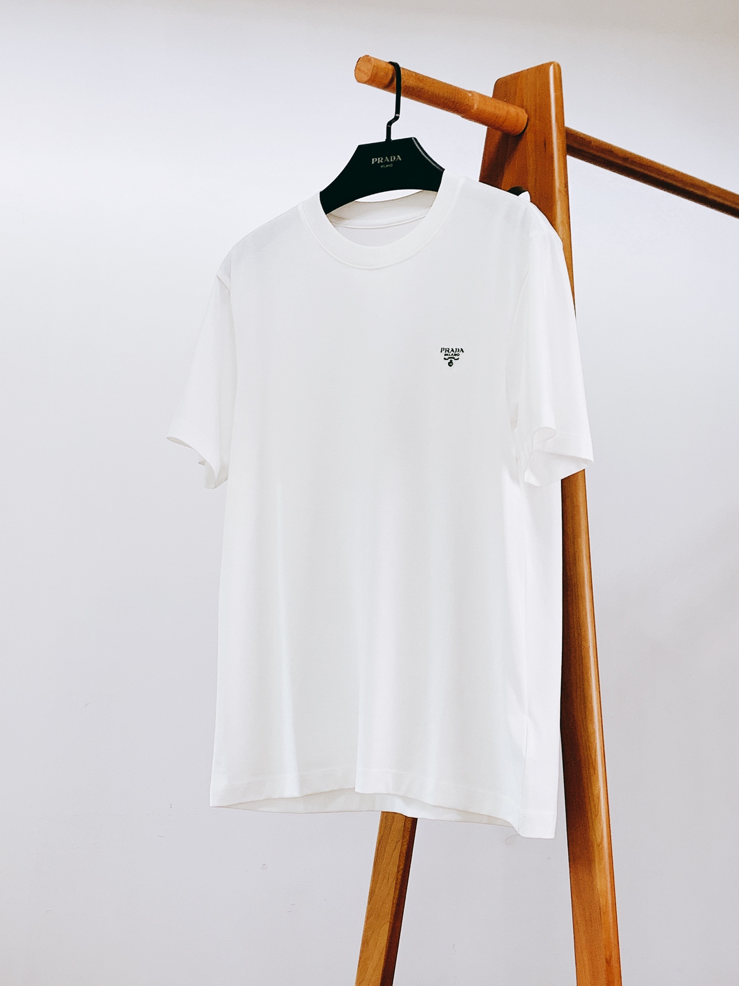 Prada 普拉达 2026SS春夏新品 经典刺绣短袖👕男士轻奢万能基础款高阶长绒棉面料打造，液氨工艺加