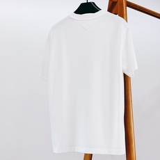 Prada 普拉达 2026SS春夏新品 经典刺绣短袖👕男士轻奢万能基础款高阶长绒棉面料打造,液氨工艺加 Prada 普拉达 2026SS春夏新品 经典刺绣短袖👕男士轻奢万能基础款高阶长绒棉面料打造,液氨工艺加