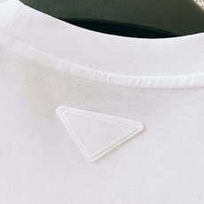 Prada 普拉达 2026SS春夏新品 经典刺绣短袖👕男士轻奢万能基础款高阶长绒棉面料打造,液氨工艺加 Prada 普拉达 2026SS春夏新品 经典刺绣短袖👕男士轻奢万能基础款高阶长绒棉面料打造,液氨工艺加