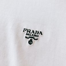 Prada 普拉达 2026SS春夏新品 经典刺绣短袖👕男士轻奢万能基础款高阶长绒棉面料打造,液氨工艺加 Prada 普拉达 2026SS春夏新品 经典刺绣短袖👕男士轻奢万能基础款高阶长绒棉面料打造,液氨工艺加