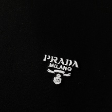 Prada 普拉达 2026SS春夏新品 经典刺绣短袖👕男士轻奢万能基础款高阶长绒棉面料打造,液氨工艺加 Prada 普拉达 2026SS春夏新品 经典刺绣短袖👕男士轻奢万能基础款高阶长绒棉面料打造,液氨工艺加