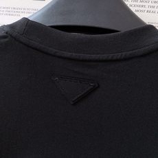 Prada 普拉达 2026SS春夏新品 经典刺绣短袖👕男士轻奢万能基础款高阶长绒棉面料打造,液氨工艺加 Prada 普拉达 2026SS春夏新品 经典刺绣短袖👕男士轻奢万能基础款高阶长绒棉面料打造,液氨工艺加
