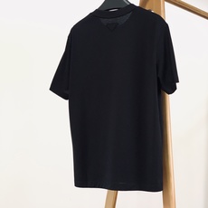 Prada 普拉达 2026SS春夏新品 经典刺绣短袖👕男士轻奢万能基础款高阶长绒棉面料打造,液氨工艺加 Prada 普拉达 2026SS春夏新品 经典刺绣短袖👕男士轻奢万能基础款高阶长绒棉面料打造,液氨工艺加