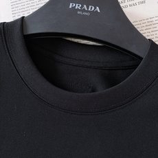 Prada 普拉达 2026SS春夏新品 经典刺绣短袖👕男士轻奢万能基础款高阶长绒棉面料打造,液氨工艺加 Prada 普拉达 2026SS春夏新品 经典刺绣短袖👕男士轻奢万能基础款高阶长绒棉面料打造,液氨工艺加