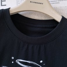 Burberry 巴宝莉 2026SS春夏新品限定战马涂鸦无袖背心🎽潮奢男士夏日刚需款重磅精梳纯棉打造, Burberry 巴宝莉 2026SS春夏新品限定战马涂鸦无袖背心🎽潮奢男士夏日刚需款重磅精梳纯棉打造,