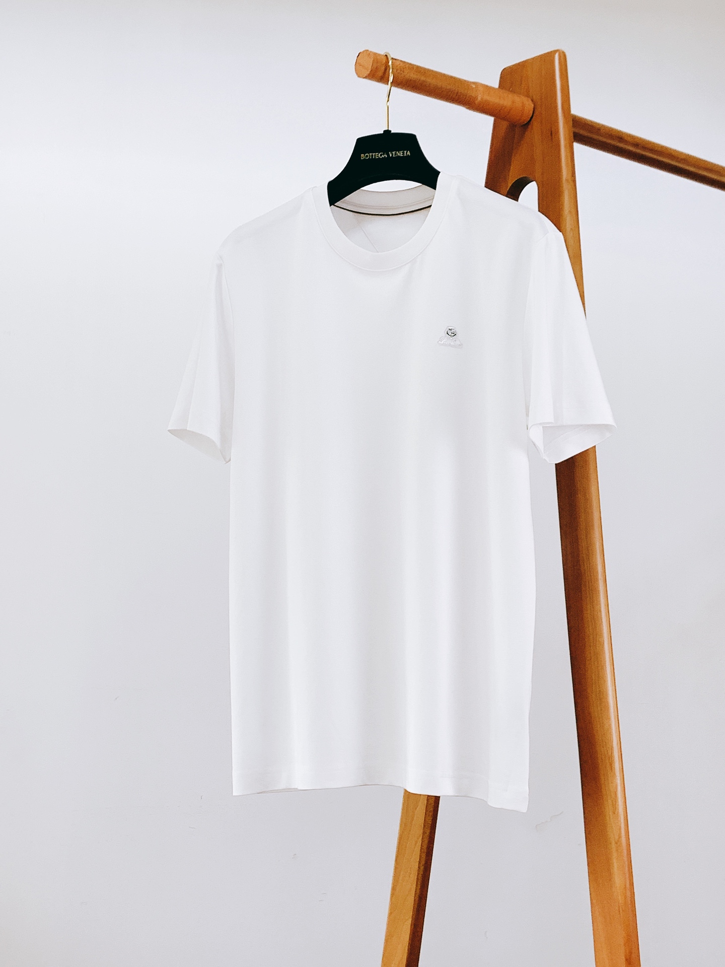 LoroPiana L.P SS早春新品徽章轻奢短袖T恤意式高端长绒棉，软糯垂顺，上身自带柔光质感左胸精