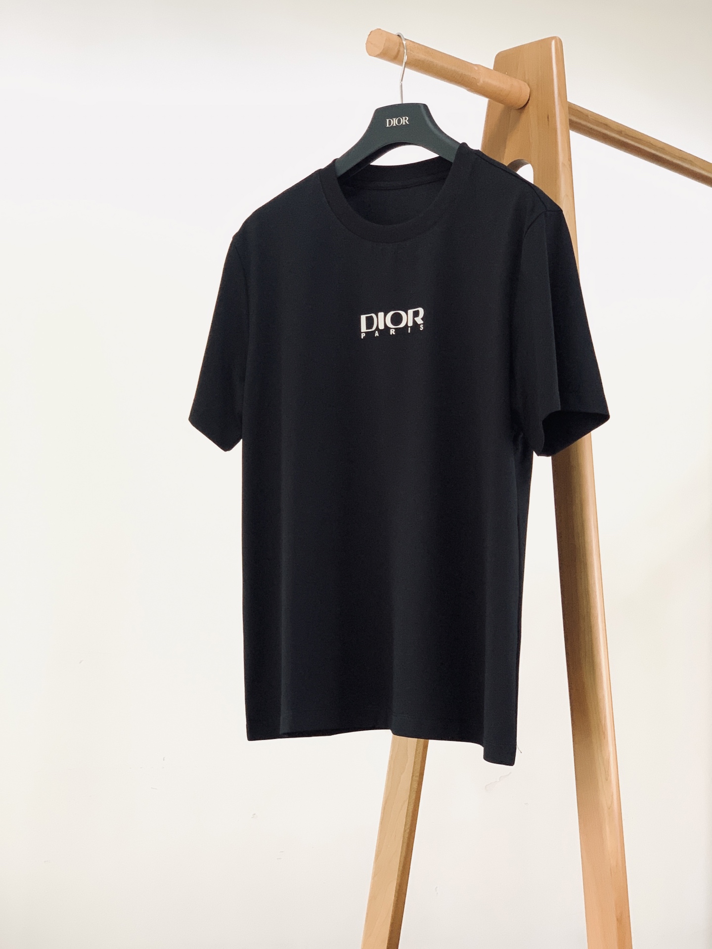 Dior Homme 迪奥·桀傲 2026SS春夏新品经典字母印花短袖T恤👕高支丝光棉面料，软糯挺括，上