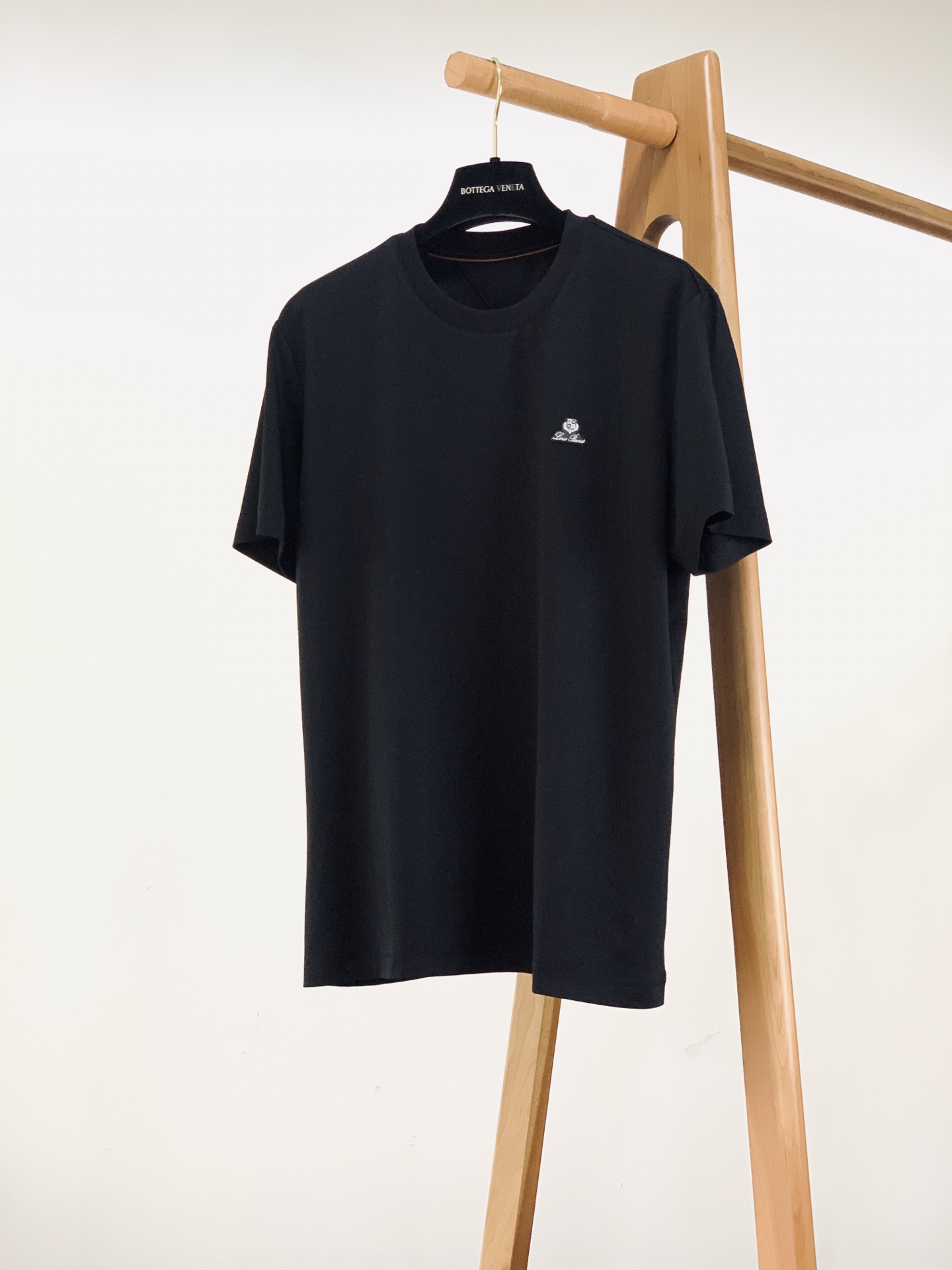 LoroPiana L.P SS早春新品徽章轻奢短袖T恤意式高端长绒棉，软糯垂顺，上身自带柔光质感左胸精