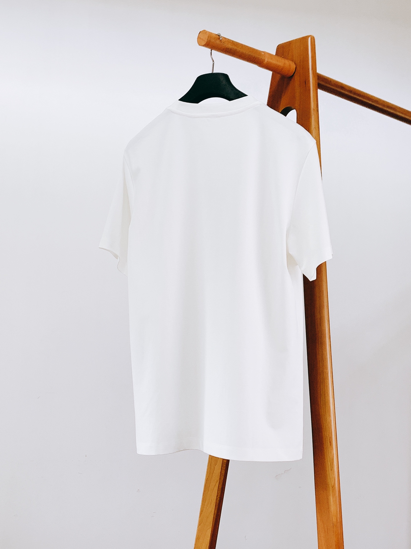Dior Homme 迪奥·桀傲 2026SS春夏新品经典字母印花短袖T恤👕高支丝光棉面料，软糯挺括，上