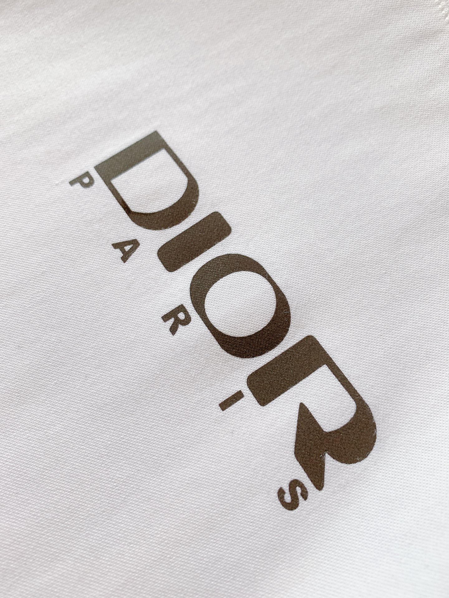 Dior Homme 迪奥·桀傲 2026SS春夏新品经典字母印花短袖T恤👕高支丝光棉面料，软糯挺括，上