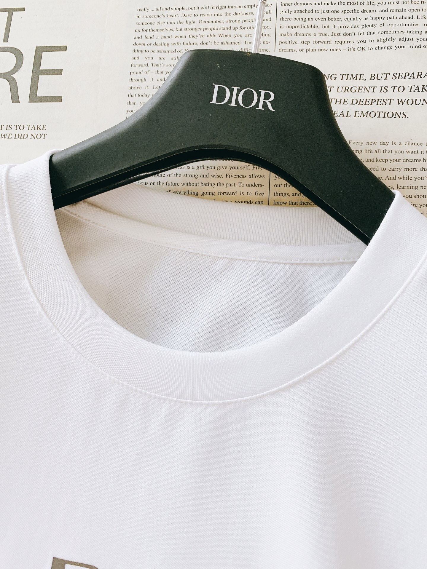 Dior Homme 迪奥·桀傲 2026SS春夏新品经典字母印花短袖T恤👕高支丝光棉面料，软糯挺括，上