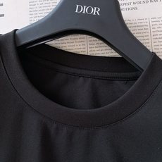Dior Homme 迪奥·桀傲 2026SS春夏新品经典字母印花短袖T恤👕高支丝光棉面料,软糯挺括,上 Dior Homme 迪奥·桀傲 2026SS春夏新品经典字母印花短袖T恤👕高支丝光棉面料,软糯挺括,上