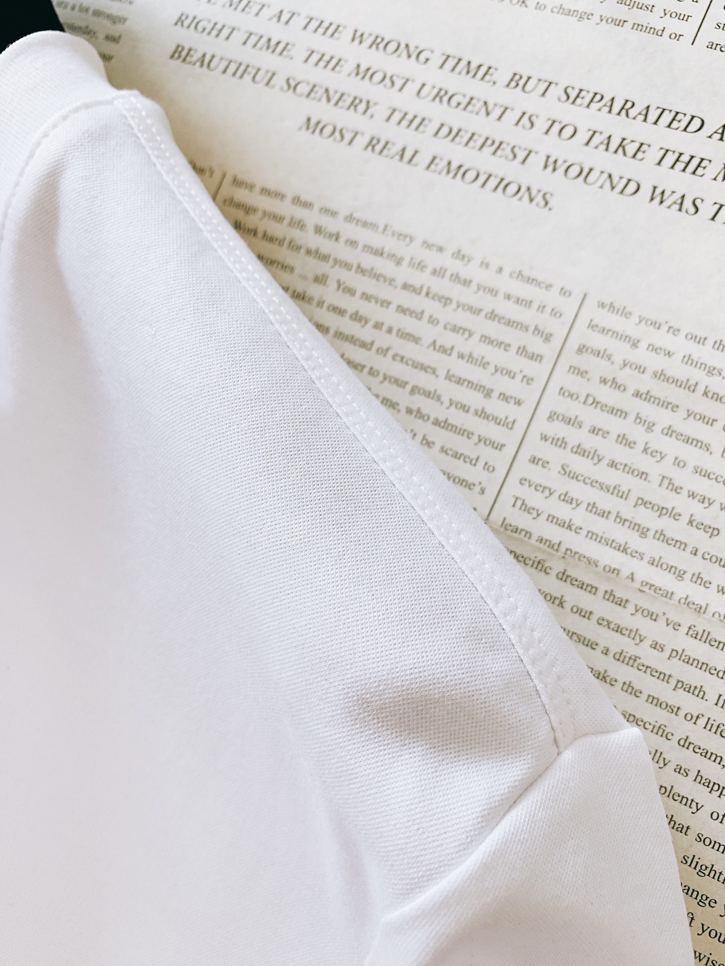 LoroPiana L.P SS早春新品徽章轻奢短袖T恤意式高端长绒棉，软糯垂顺，上身自带柔光质感左胸精