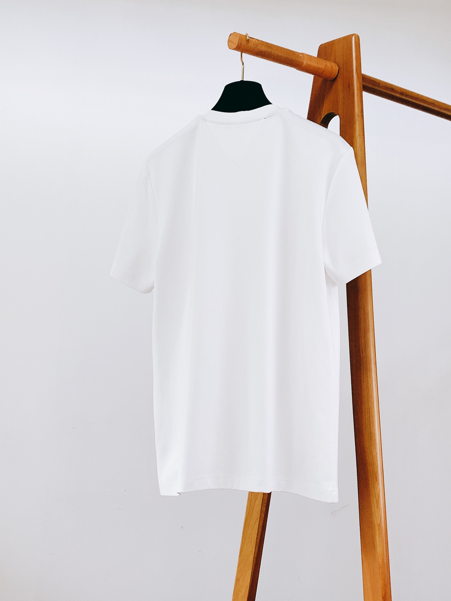 LoroPiana L.P SS早春新品徽章轻奢短袖T恤意式高端长绒棉，软糯垂顺，上身自带柔光质感左胸精