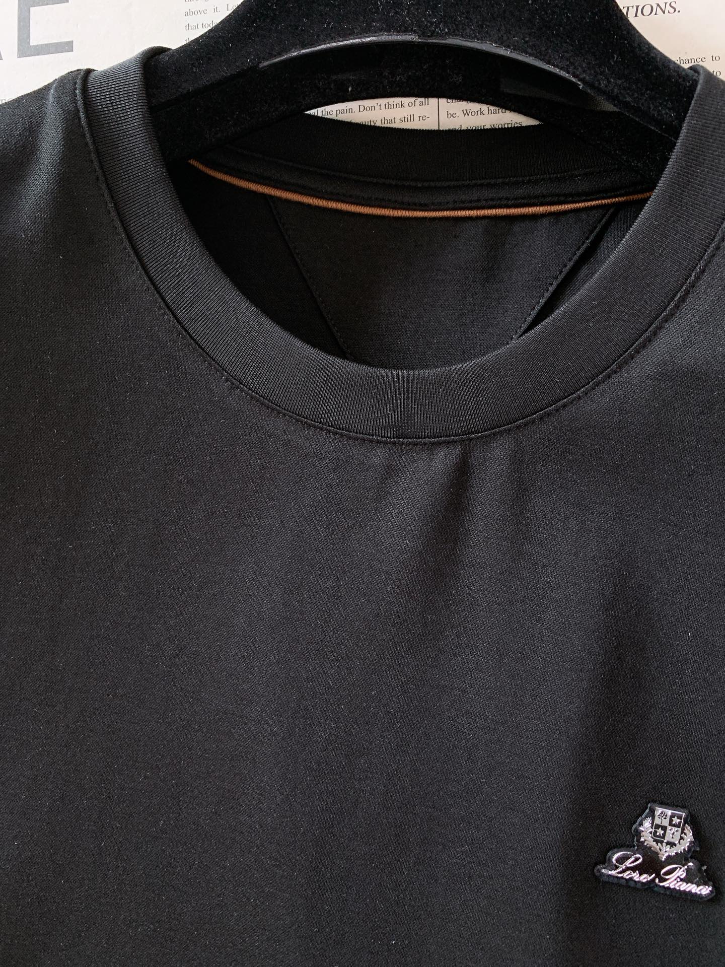 LoroPiana L.P SS早春新品徽章轻奢短袖T恤意式高端长绒棉，软糯垂顺，上身自带柔光质感左胸精