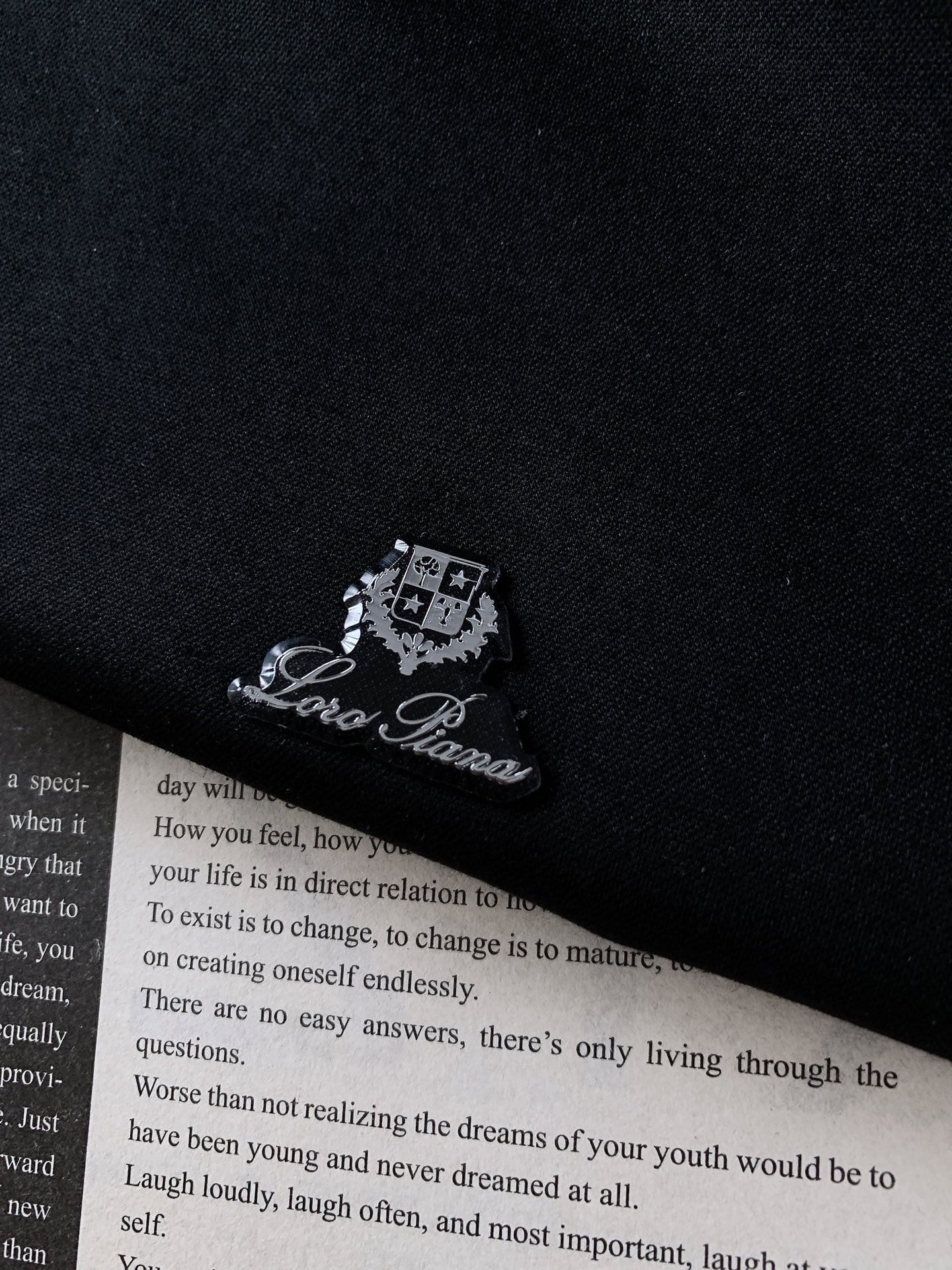 LoroPiana L.P SS早春新品徽章轻奢短袖T恤意式高端长绒棉，软糯垂顺，上身自带柔光质感左胸精