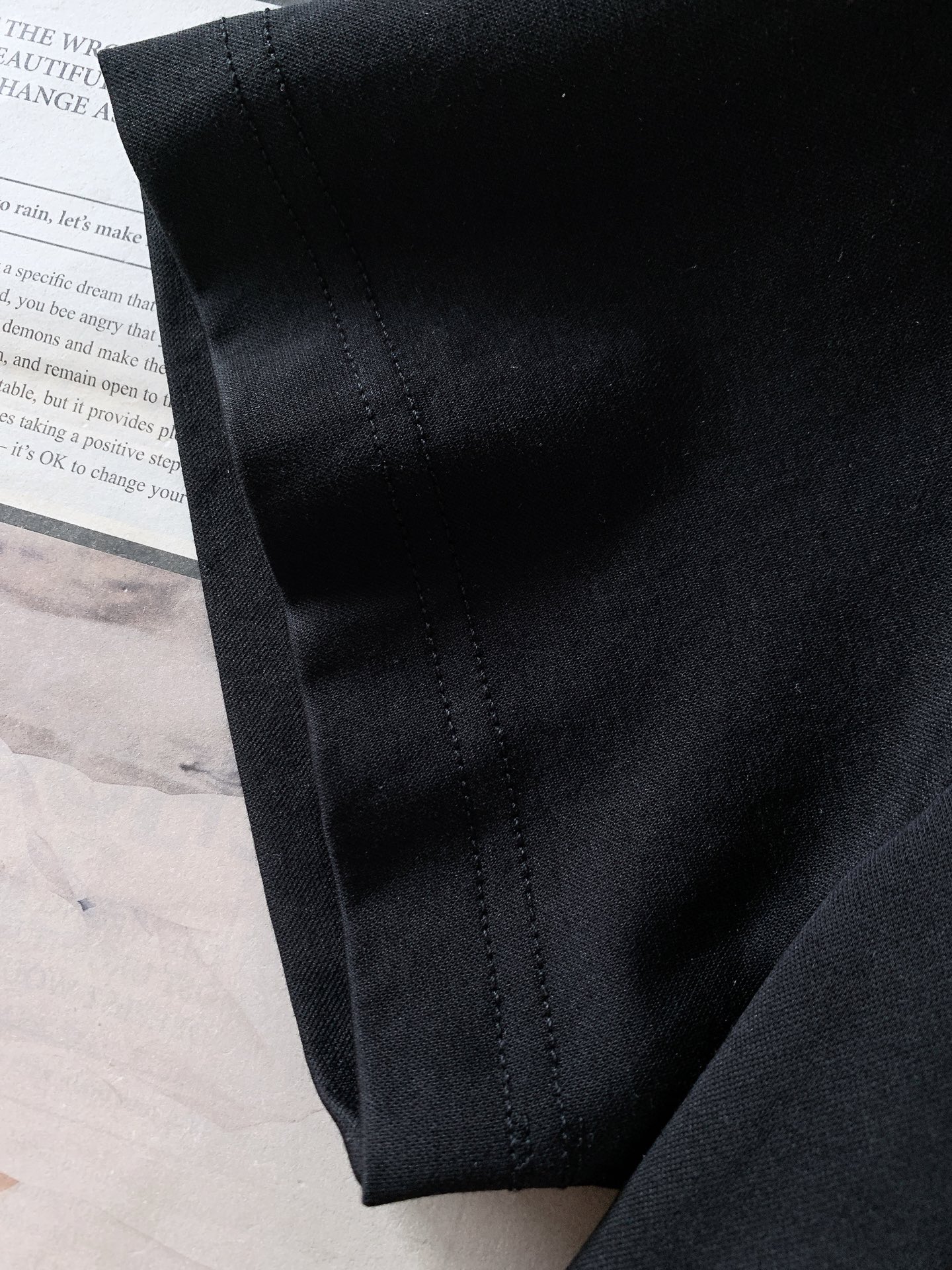 LoroPiana L.P SS早春新品徽章轻奢短袖T恤意式高端长绒棉，软糯垂顺，上身自带柔光质感左胸精