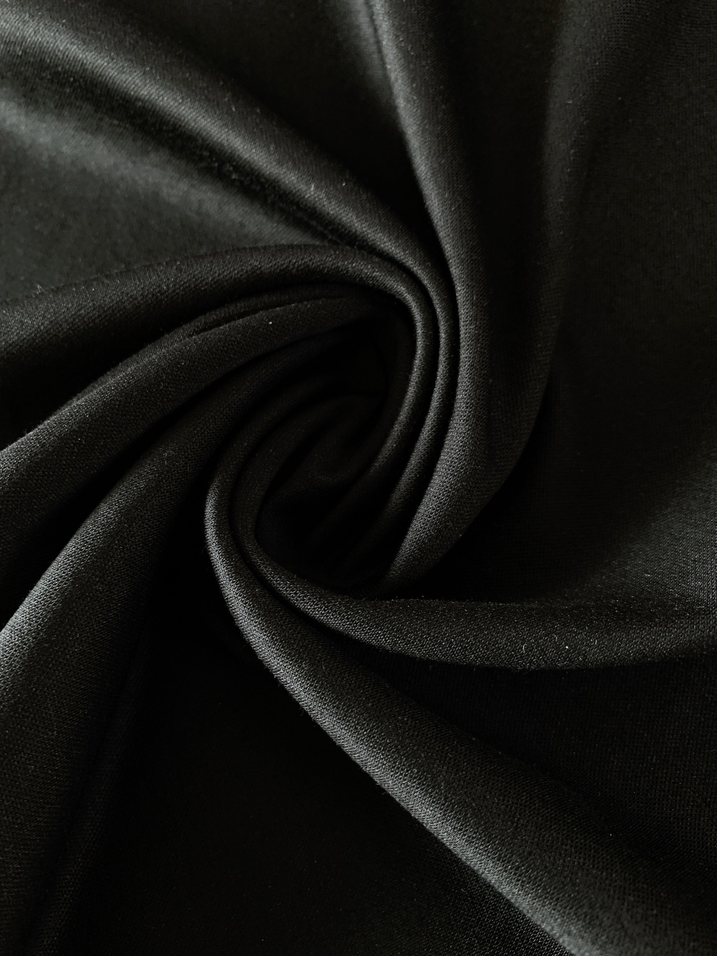 LoroPiana L.P SS早春新品徽章轻奢短袖T恤意式高端长绒棉，软糯垂顺，上身自带柔光质感左胸精