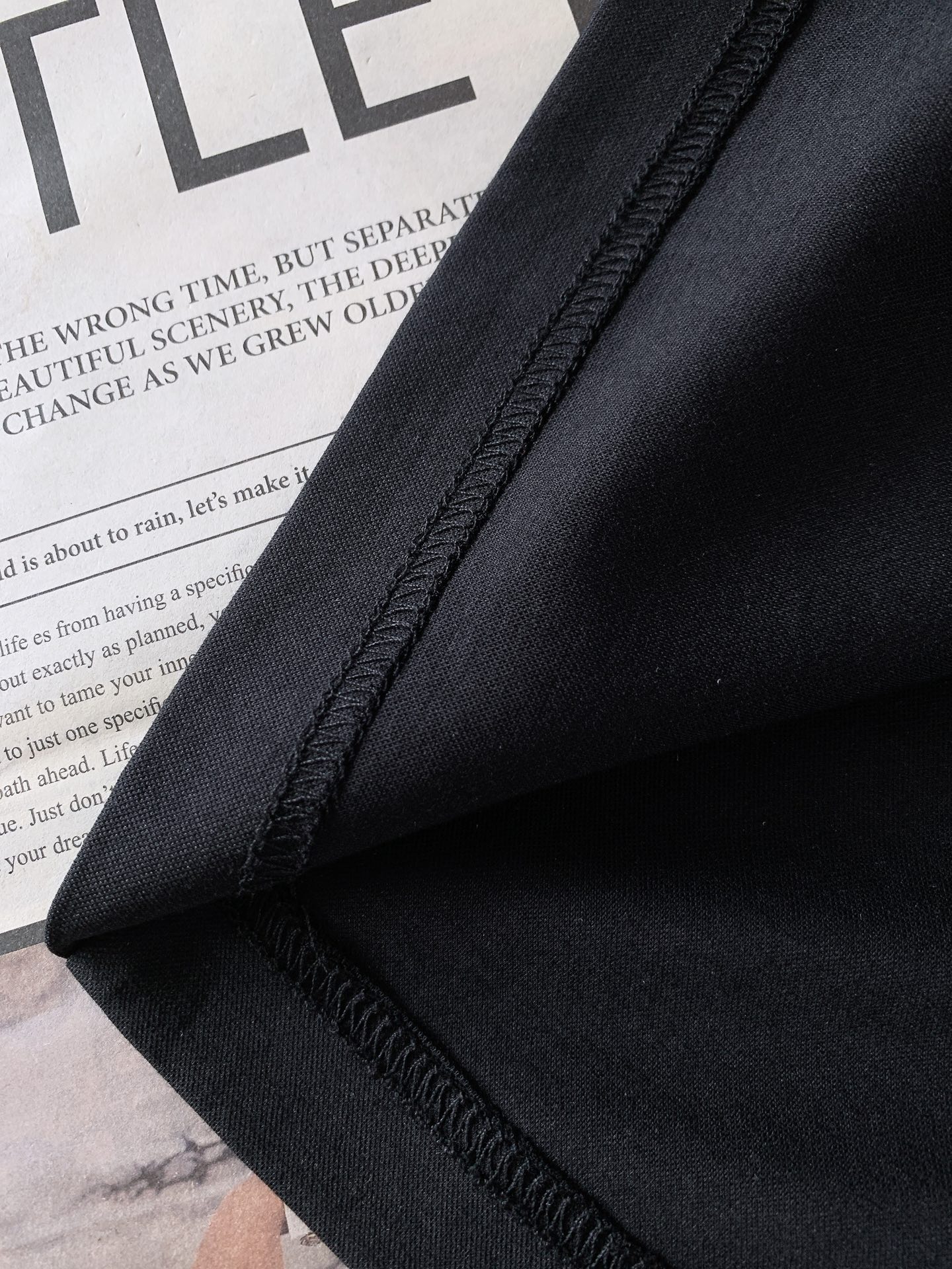 LoroPiana L.P SS早春新品徽章轻奢短袖T恤意式高端长绒棉，软糯垂顺，上身自带柔光质感左胸精