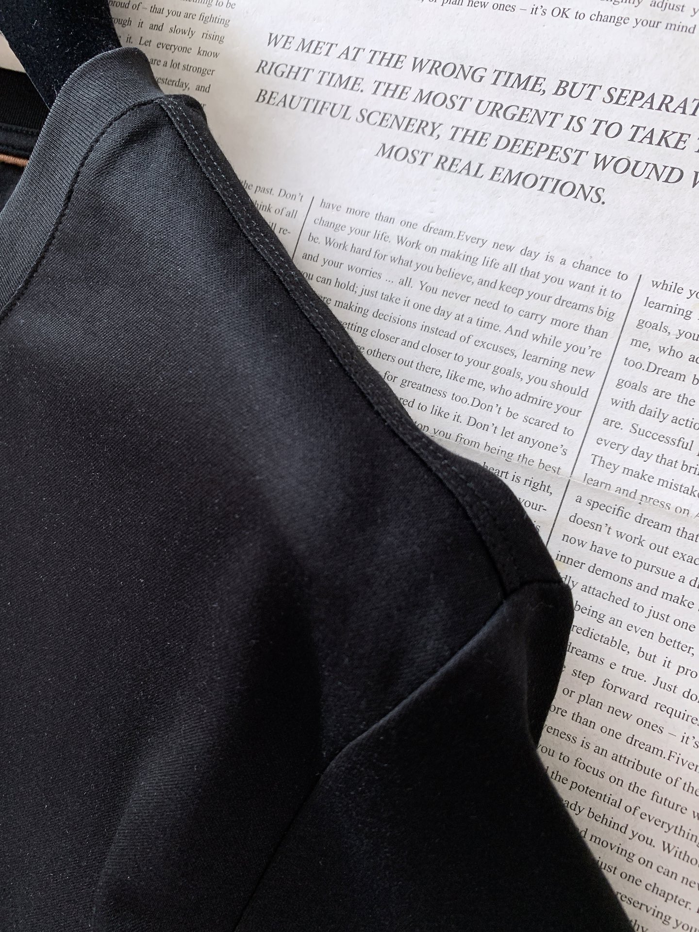 LoroPiana L.P SS早春新品徽章轻奢短袖T恤意式高端长绒棉，软糯垂顺，上身自带柔光质感左胸精