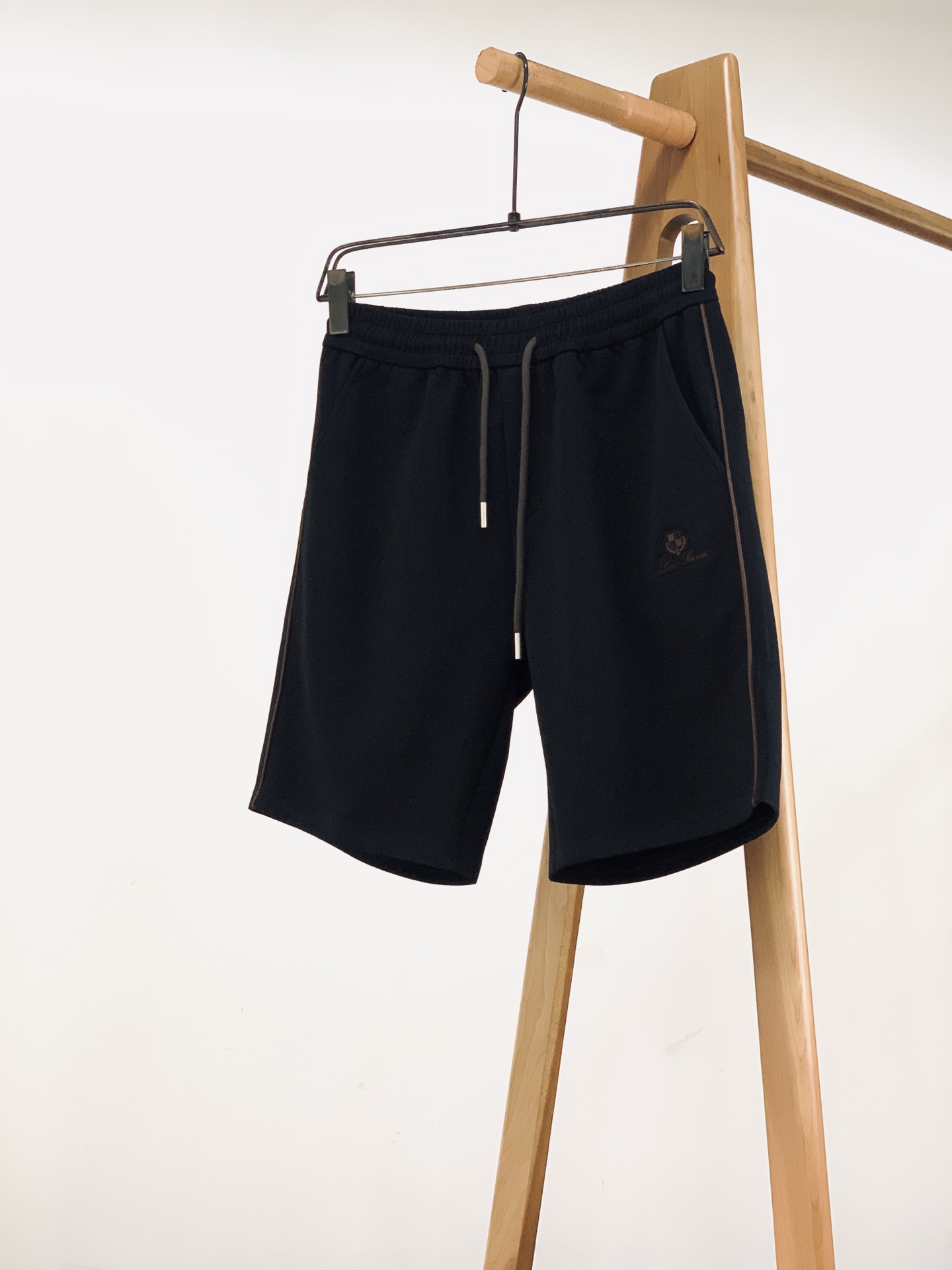 LoroPiana L.P SS春夏新品Loro Piana意式轻奢撞色织带短裤，甄选垂感细腻的高支针织
