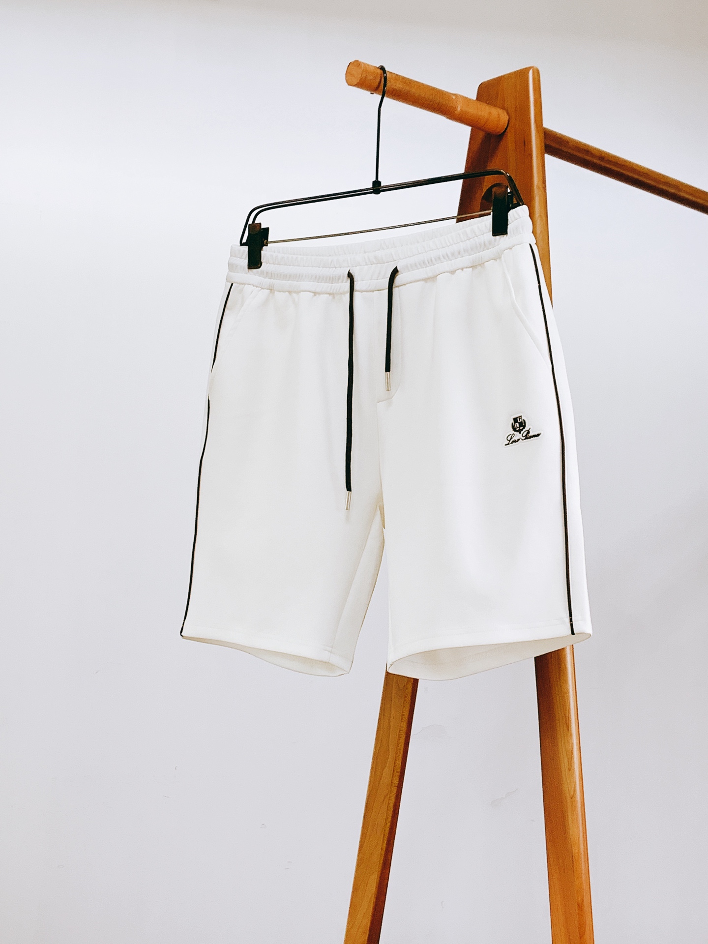 LoroPiana L.P SS春夏新品Loro Piana意式轻奢撞色织带短裤，甄选垂感细腻的高支针织