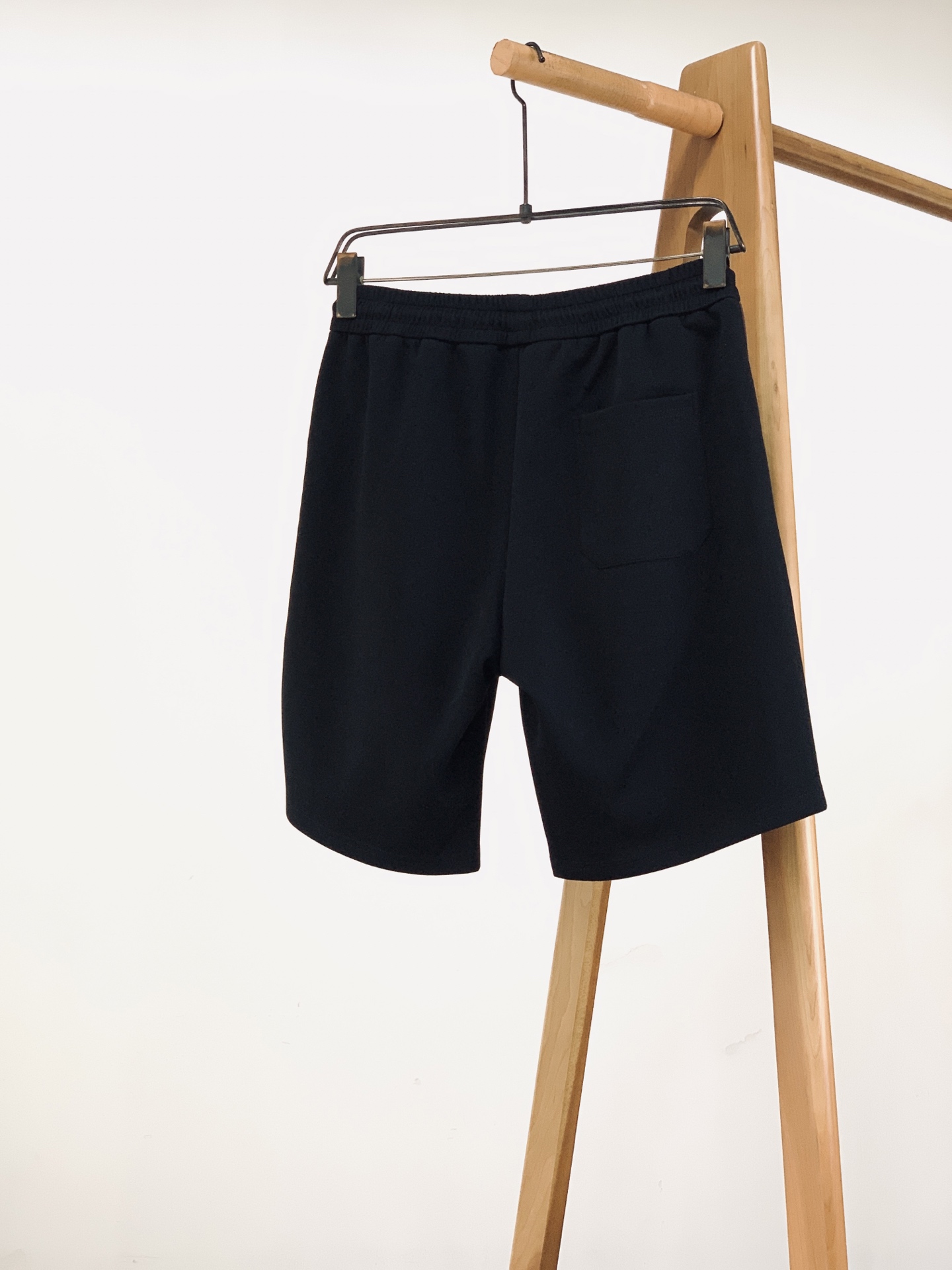LoroPiana L.P SS春夏新品Loro Piana意式轻奢撞色织带短裤，甄选垂感细腻的高支针织