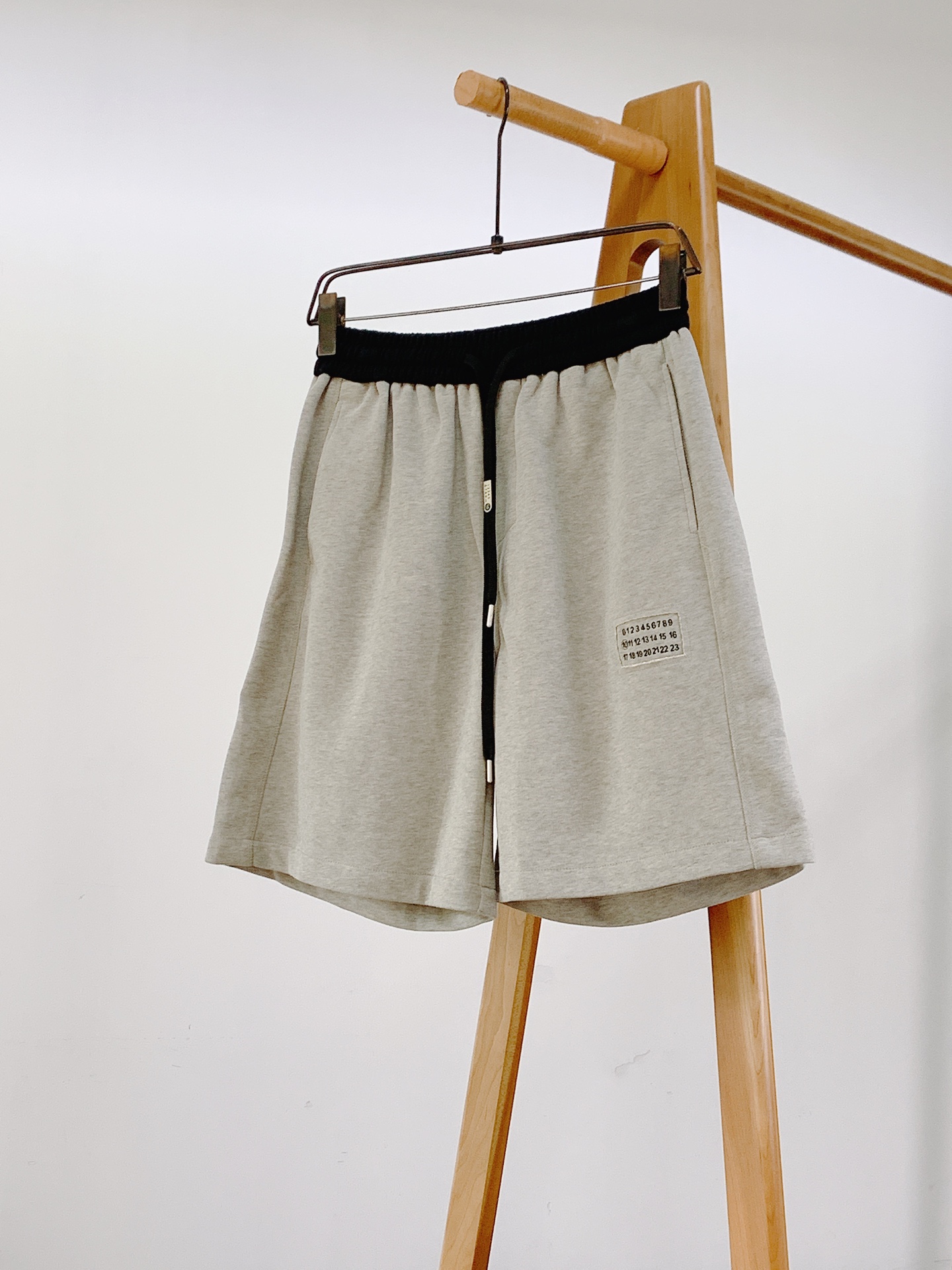 Maison Margiela MM6 马丁马吉拉 2026SS春夏新品撞色腰数字刺绣短裤，高克重空气层