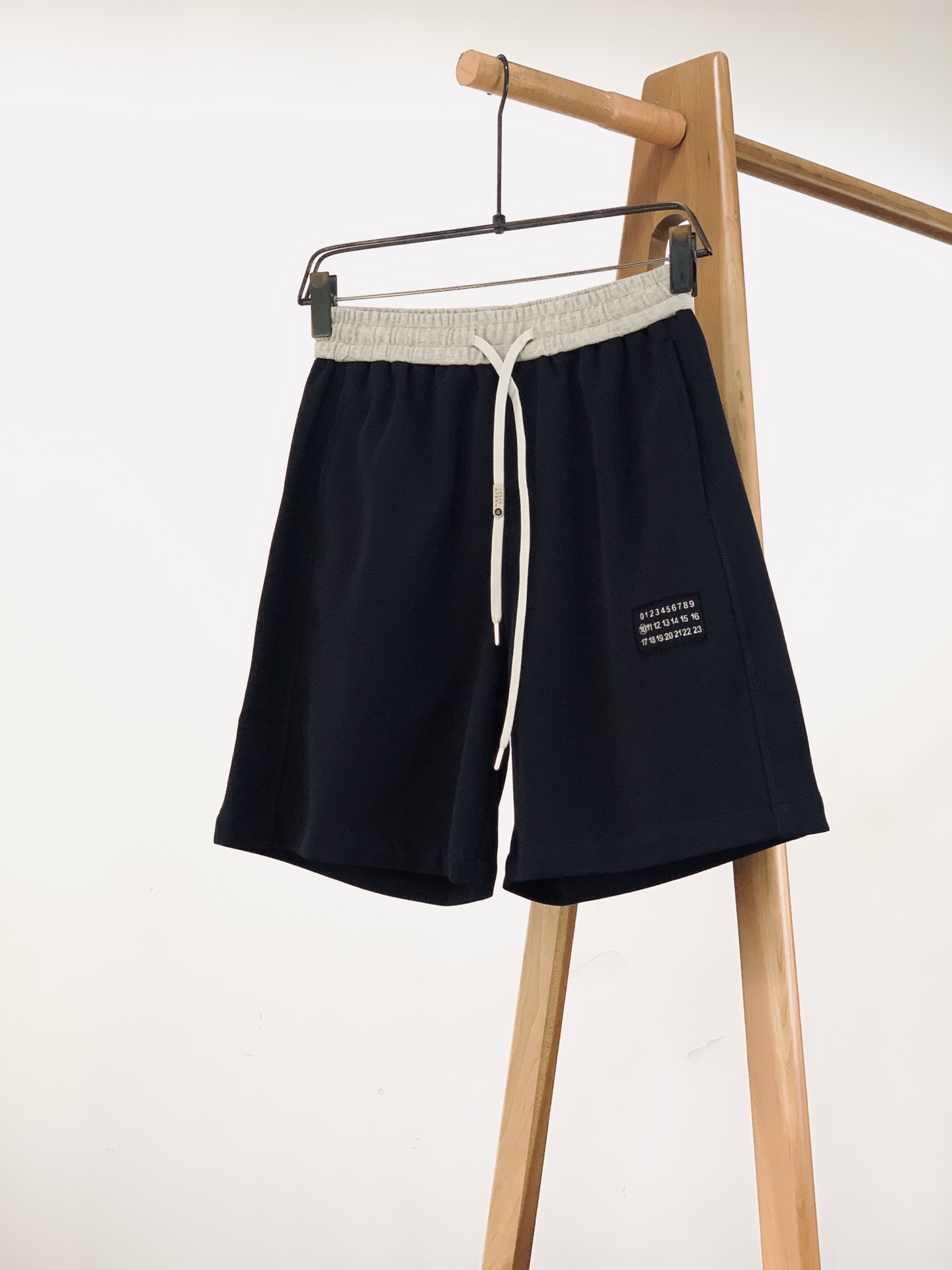 Maison Margiela MM6 马丁马吉拉 2026SS春夏新品撞色腰数字刺绣短裤，高克重空气层